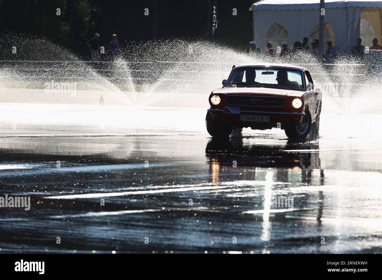 Ein Auto wird während des Bosch Moskau Klassik Rallye-Rennens in Moskau, der Hauptstadt Russlands, am 26. Juni 2016 beim Driften gesehen. Am Sonntag startete in Moskau ein Oldtimer-Rennen mit dem Namen Bosch Moskau Klassik. Es zog Hunderte von Oldtimern von 1910 bis 1980 an, darunter Autos verschiedener Marken aus Deutschland, Italien, den Vereinigten Staaten und Russland. ) RUSSLAND-MOSKAU-ALTE AUTOS-RENNEN EvgenyxSinitsyn PUBLICATIONxNOTxINxCHN ein Auto IST Seen im Driften während Bosch Moskau Klassische Rallye Rennen in Moskau Hauptstadt von Russland AM 26 2016. Juni ein Classic Car Racing namens Bosch Moscow Classica Stockfoto