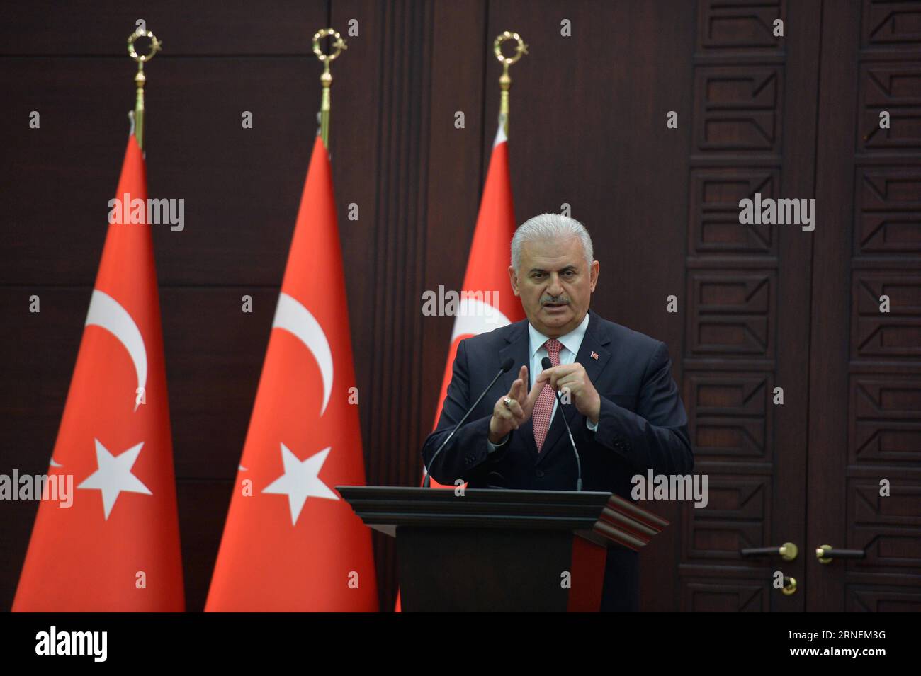 (160627) -- ANKARA, 27. Juni 2016 -- der türkische Premierminister Binali Yildirim hält eine Rede während einer Pressekonferenz nach einem türkisch-israelischen Treffen in Ankara, Türkei, am 27. Juni 2016. Die Türkei und Israel haben eine Vereinbarung zur Normalisierung der Beziehungen getroffen, und die beiden Länder werden Botschafter austauschen, sagte der türkische Premierminister Binali Yildirim am Montag, nach einer sechsjährigen diplomatischen Kluft. ) TÜRKEI-ANKARA-ISRAEL-TREFFEN MustafaxKaya PUBLICATIONxNOTxINxCHN 160627 Ankara Juni 27 2016 der türkische Premierminister Binali Yildirim hält eine Rede während einer Pressekonferenz nach einem türkisch-israelischen Treffen in A Stockfoto