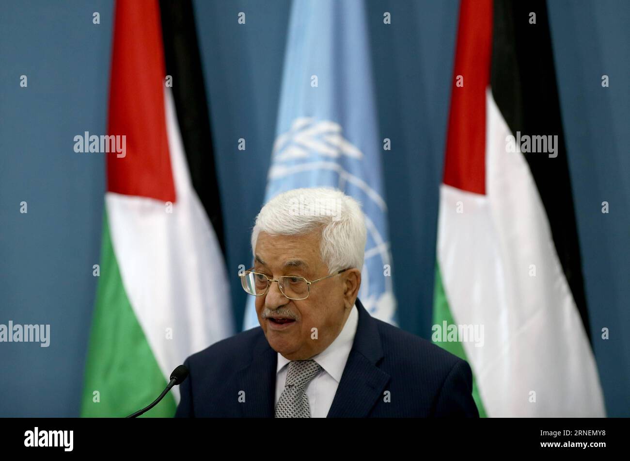 (160628) -- RAMALLAH, 28. Juni 2016 -- der palästinensische Präsident Mahmoud Abbas nimmt am 28. Juni 2016 an einer gemeinsamen Pressekonferenz mit dem Generalsekretär der Vereinten Nationen, Ban Ki-moon (nicht im Bild), in der Westjordstadt Ramallah Teil. Der palästinensische Präsident Mahmud Abbas sagte am Dienstag, dass diejenigen, die zwei staaten suchen und Frieden schließen, aufhören müssen, Tatsachen vor Ort zu schaffen, die eine Lösung unmöglich machen. Abbas hielt die Bemerkungen in einer gemeinsamen Pressekonferenz mit dem Generalsekretär der Vereinten Nationen, Ban Ki-Moon, nach einem Treffen in Ramallah am Dienstagabend ab. MIDEAST-RAMALLAH-UN-BAN Stockfoto