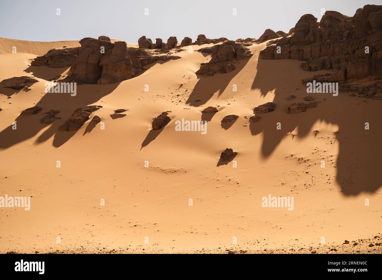 Blick in die Sahara Wüste von Tadrart rouge tassili najer in Djanet City, Algerien. Farbenfroher oranger Sand, felsige Berge Stockfoto