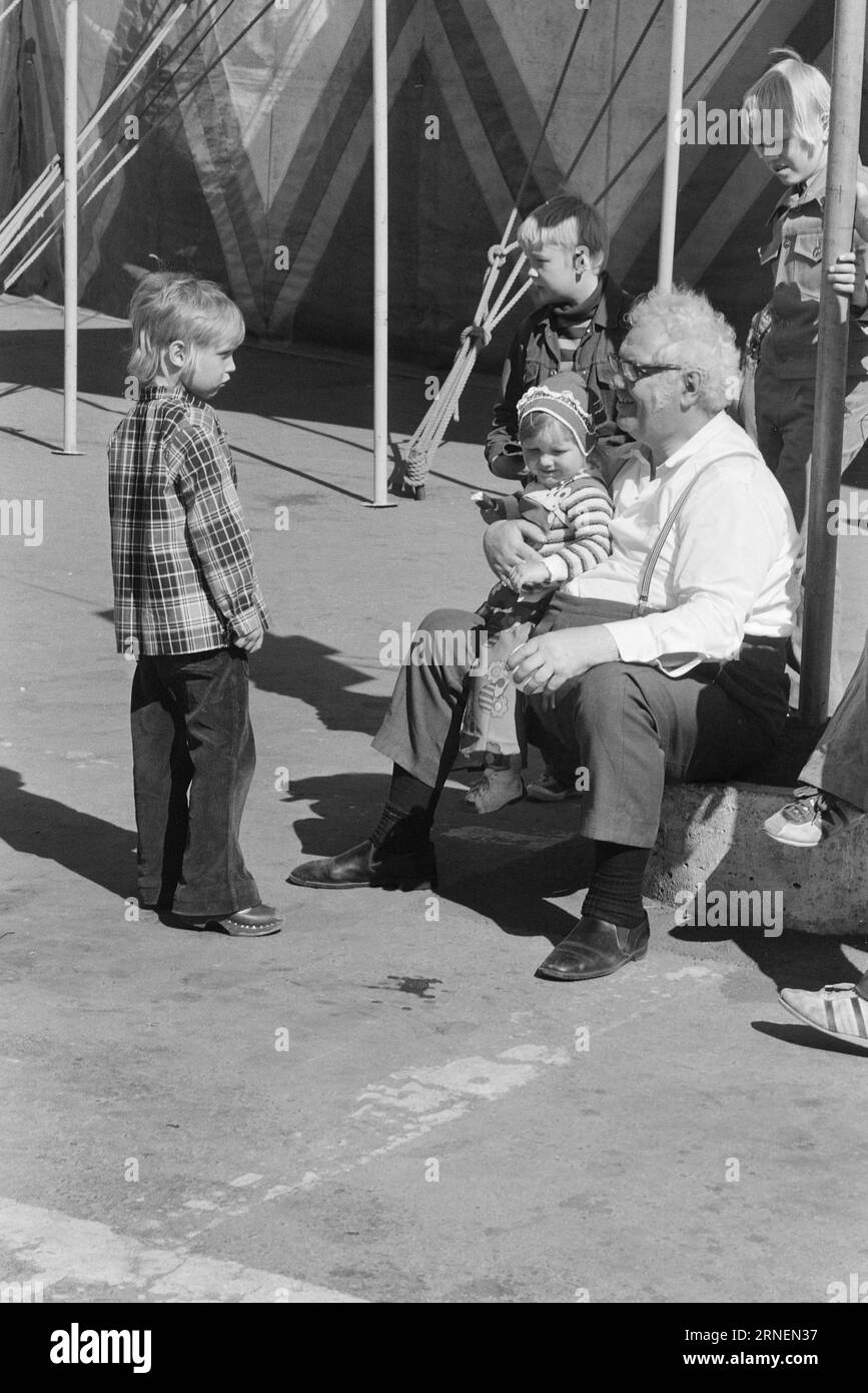 22.-4.-1974: Junior bei LineElephant Tamer Arild Arnardo – jetzt auch als Clown. Er hat die Nummer des weltberühmten „Linon“ mit großem Geschick übernommen. Foto: Ivar Aaserud / aktuell / NTB ***FOTO NICHT VERARBEITET*** dieser Text wurde automatisch übersetzt! Stockfoto