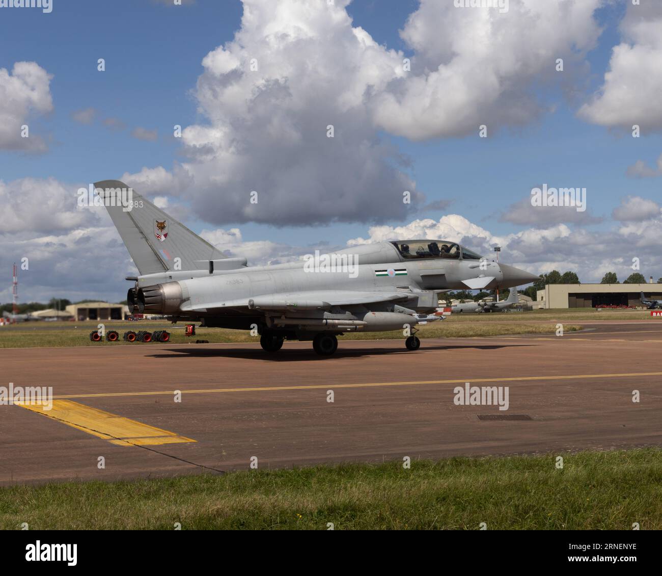 Ein zweisitziger RAF-Eurofighter Typhoon of 12 Squadron bereitet sich darauf vor, das Royal International Air Tattoo 2023 zu verlassen Stockfoto