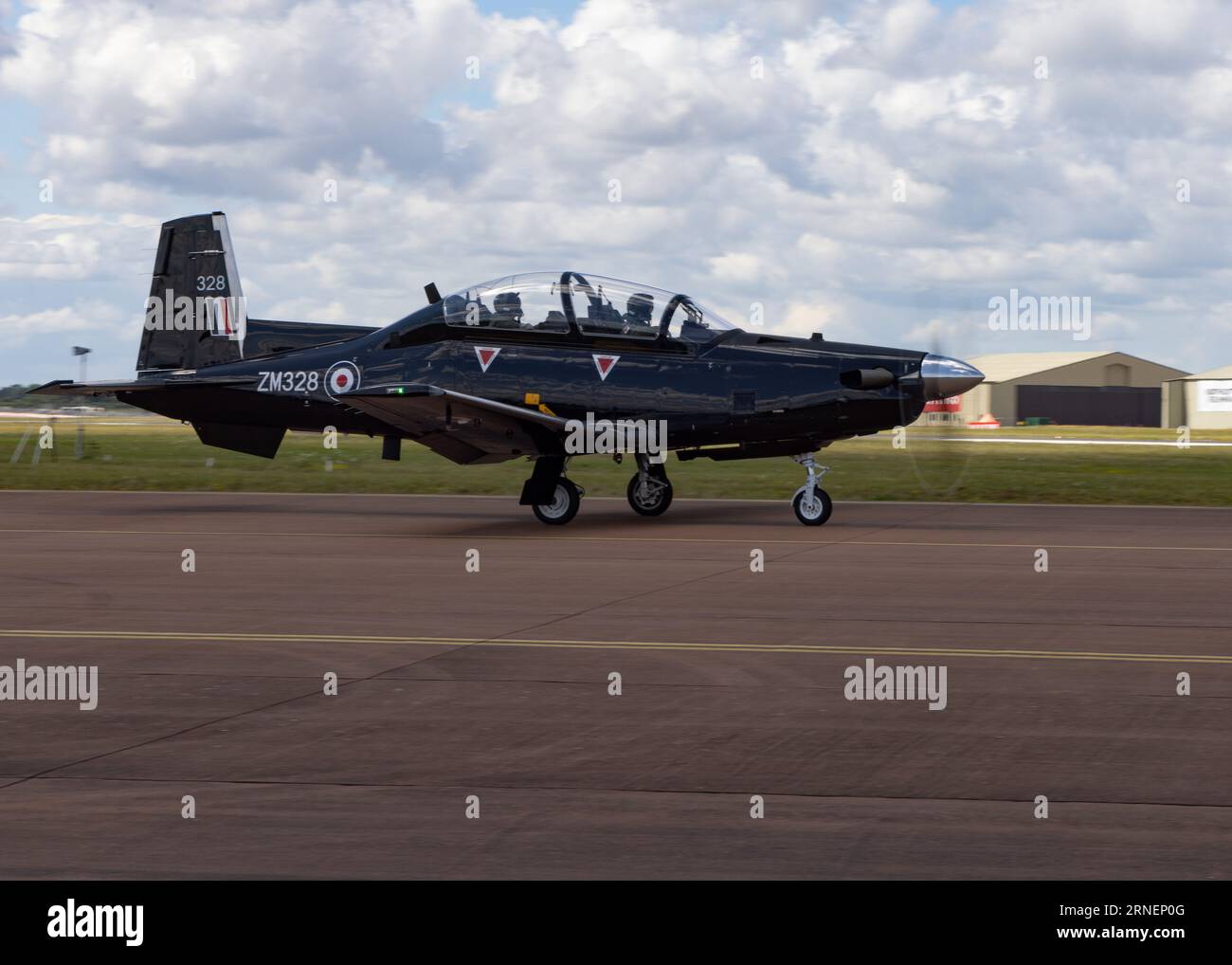 Beechcraft T-6 Texan II Trainingsflugzeug ZM328 wird das Royal International Air Tattoo 2023 verlassen Stockfoto