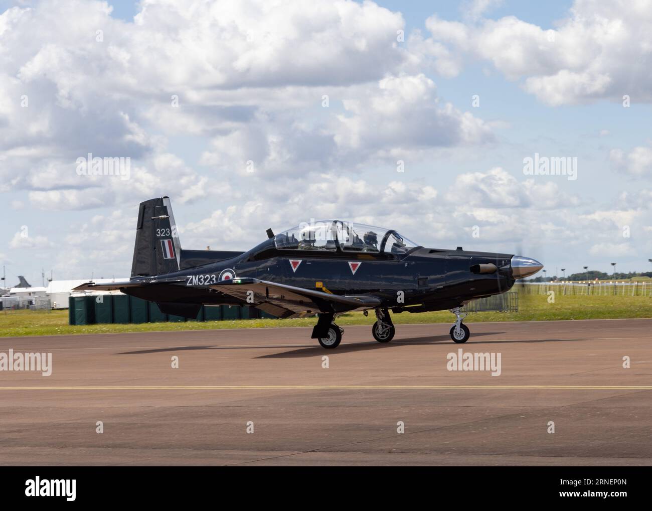 Beechcraft T-6 Texan II Trainingsflugzeug ZM321 wird das Royal International Air Tattoo 2023 verlassen Stockfoto