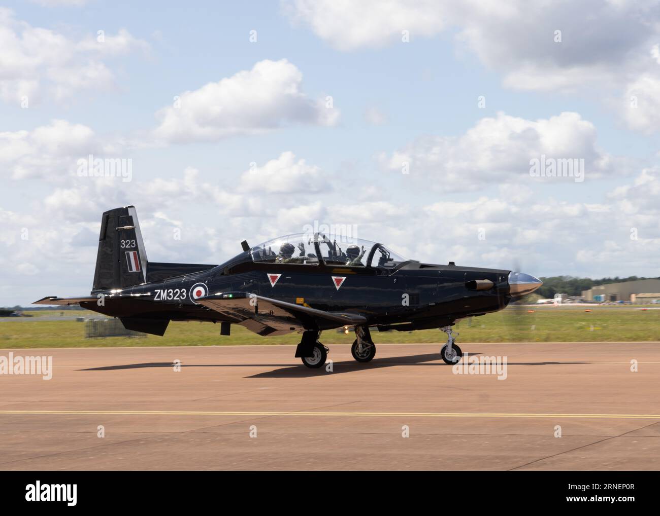 Beechcraft T-6 Texan II Trainingsflugzeug ZM323 verlässt 2023 das Royal International Air Tattoo Stockfoto