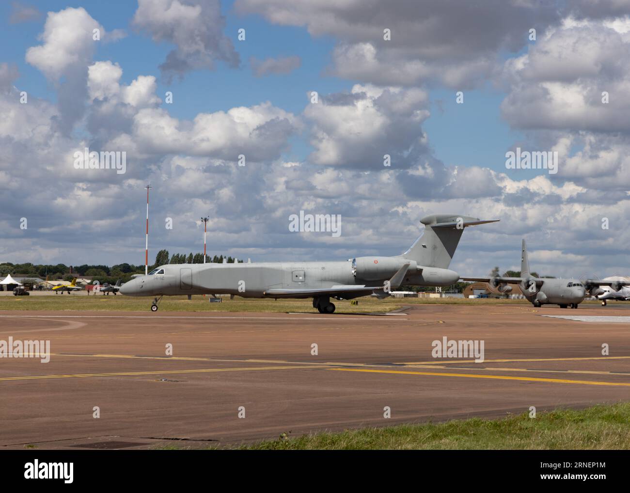 SAAB GlobalEye Airborne Early Warning and Control (AEW&C)-Flugzeuge warten darauf, das Royal International Air Tattoo 2023 zu verlassen Stockfoto