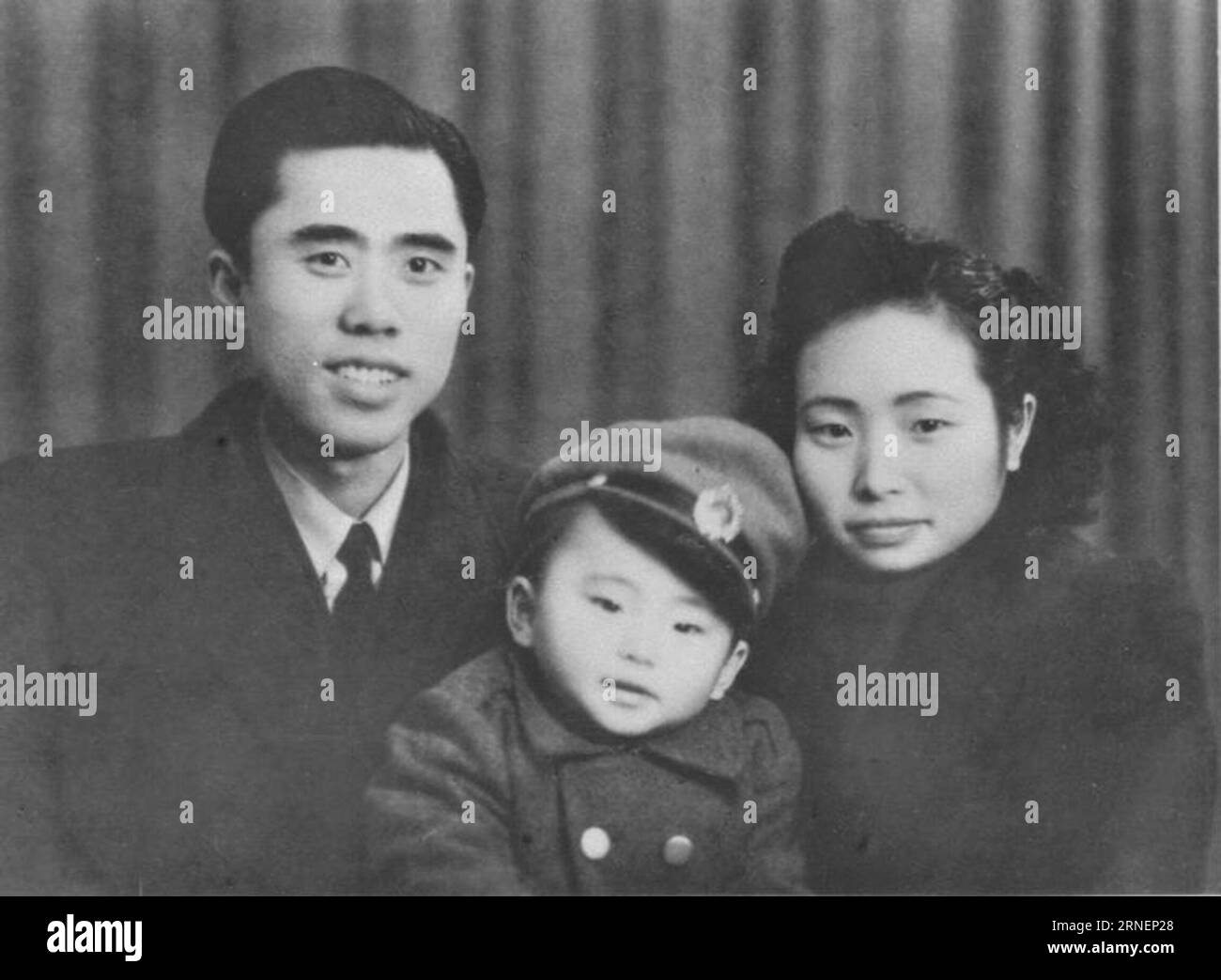(160630) -- PEKING, 30. Juni 2016 () -- das Foto zeigt ein Familienporträt von Jiang Zhuyun (R), ihrem Ehemann Peng Yongwu (L), beide Mitglieder der Kommunistischen Partei Chinas (KPC) und ihrem Sohn. Jiang, ein aus Zigong in der südwestchinesischen Provinz Sichuan stammender Mensch, war nach seinem Eintritt in die KPCh im Jahr 1939 mit Untergrundarbeiten beschäftigt. Sie wurde 1948 verhaftet und starb im November 1949 im Alter von 29 Jahren. In diesem Jahr jährt sich der 95. Geburtstag des CPC. () (wyl/wjq) CHINA-CPC-95th ANNIVERSARY-FIGURES (CN) Xinhua PUBLICATIONxNOTxINxCHN 160630 Peking Juni 30 2016 Datei Foto zeigt ein Familienporträt von Jiang Zhuyun Stockfoto