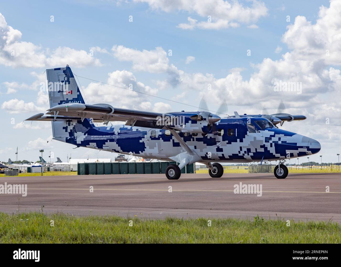 Ein de Havilland Canada DHC-6 Twin Otter-Flugzeug bereitet sich darauf vor, das Royal International Air Tattoo 2023 zu verlassen Stockfoto