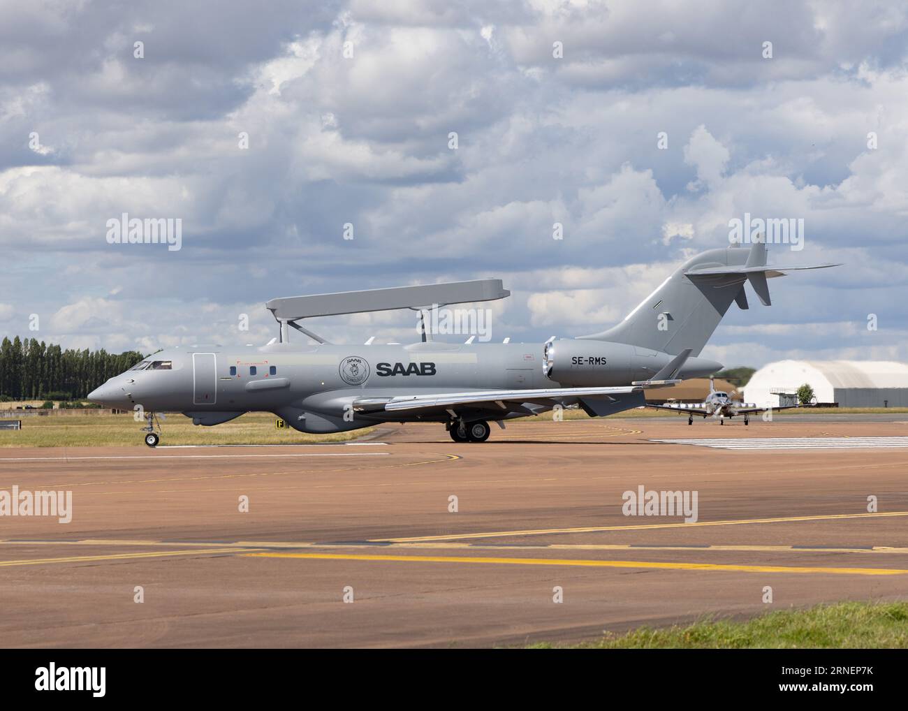 SAAB GlobalEye Airborne Early Warning and Control (AEW&C)-Flugzeuge warten darauf, das Royal International Air Tattoo 2023 zu verlassen Stockfoto