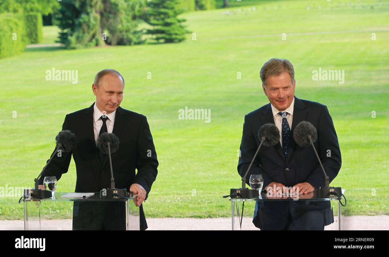 Bilder des Tages NAANTALI, 1. Juli 2016 -- der russische Präsident Wladimir Putin (L) und sein finnischer Amtskollege Sauli Niinisto nehmen nach Gesprächen am 1. Juli 2016 an einer gemeinsamen Pressekonferenz in Naantali (Finnland) Teil. Putin sagte hier am Freitag, dass Russland die Entscheidung Finnlands respektieren würde, ob er der NATO beitreten wolle, aber er malte ein schreckliches Bild für Finnland, wenn es NATO-Mitglied wäre. ) FINNLAND-NAANTALI-RUSSLAND-PUTIN-BESUCH LixJizhi PUBLICATIONxNOTxINxCHN Bilder der Tag Naantali 1. Juli 2016 Besuch des russischen Präsidenten Wladimir Putin l und seines finnischen Teils Sauli Niinisto an einer gemeinsamen Pressekonferenz Stockfoto