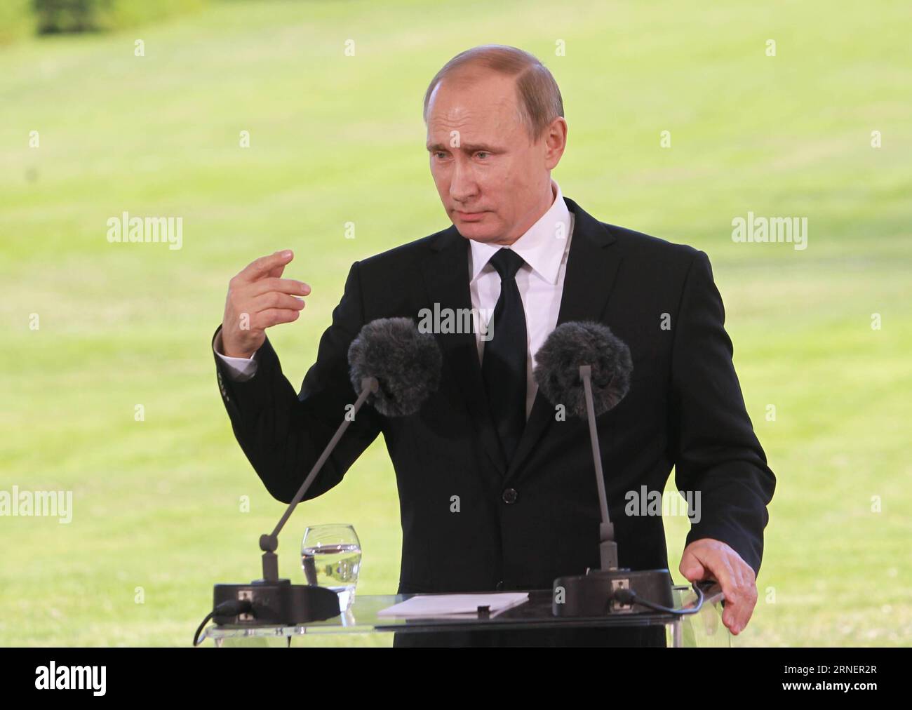 NAANTALI, 1. Juli 2016 -- der russische Präsident Wladimir Putin spricht auf einer gemeinsamen Pressekonferenz nach Gesprächen mit seinem finnischen Amtskollegen Sauli Niinisto in Naantali, Finnland, am 1. Juli 2016. Putin sagte hier am Freitag, dass Russland die Entscheidung Finnlands respektieren würde, ob er der NATO beitreten wolle, aber er malte ein schreckliches Bild für Finnland, wenn es NATO-Mitglied wäre. ) FINNLAND-NAANTALI-RUSSLAND-PUTIN-BESUCH LixJizhi PUBLICATIONxNOTxINxCHN Naantali 1. Juli 2016 Besuch des russischen Präsidenten Wladimir Putin AUF einer gemeinsamen Pressekonferenz nach Gesprächen mit seinem finnischen Teil Sauli Niinisto in N Stockfoto