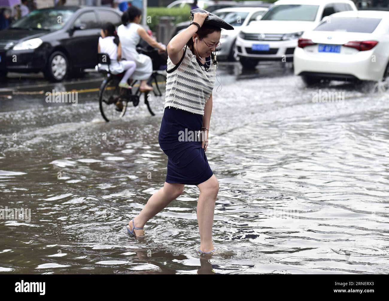 (160703) -- TIANJIN, 3. Juli 2016 -- Ein Fußgänger geht über eine wassergesäumte Straße im Hexi-Bezirk von Tianjin, Nordchina, 3. Juli 2016. Regengüsse haben die Region am Sonntag getroffen, Straßen überflutet und Verkehrsunterbrechungen verursacht. ) (mp) CHINA-TIANJIN-RAININSTORM (CN) YuexYuewei PUBLICATIONxNOTxINxCHN 160703 Tianjin 3. Juli 2016 ein Fußgängerspaziergang über eine wassergesäumte Straße im Hexi-Bezirk Tianjin Nordchina 3. Juli 2016 Regenfälle trafen die Region Sonntag überflutete Straßen und verursachten Verkehrsunterbrechungen MP China Tianjin rainstorm CN YuanxBLATXIxYuxYuxYuxYuxwei Stockfoto