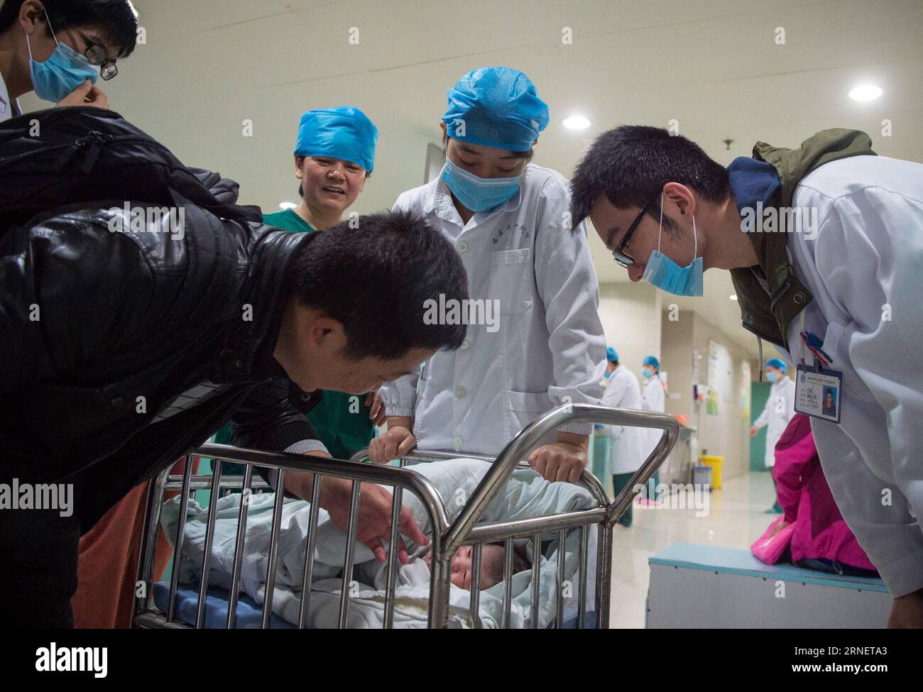 (160704) -- HEFEI, 2016 -- Ein Vater schaut sein neugeborenes Baby vor einem Geburtszimmer im 1. Angeschlossenen Krankenhaus der Anhui Medical University in Hefei, Hauptstadt der ostchinesischen Provinz Anhui, am 8. April 2016 an. Seit dem 1. Januar dieses Jahres hat China allen verheirateten Paaren erlaubt, zwei Kinder zu bekommen, was die ein-Kind-Politik seit ihrer Umsetzung in den späten 1970er Jahren beendet hat Da immer mehr Babys geboren werden sollen, sind die Geburtshilfeabteilungen zu einem der geschäftigsten Sektoren in Krankenhäusern geworden. ) (lfj) CHINA-ANHUI-GEBURTSHILFLICHE ABTEILUNG (CN) GuoxChen PUBLICATIONxNOTxINxCHN 160704 Hefei 2016 A Fathe Stockfoto