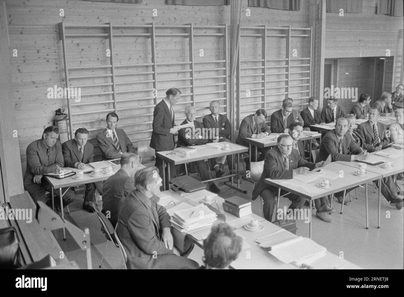 Tatsächlich 19 - 1974: Hydro will hier auf dem Bauernhof Rafnes und den nächsten benachbarten Bauernhöfen auf dem Bamble-Land in Telemark bauen, das Industrieministerium hat einen Industriekomplex im Wert von einigen Milliarden Kronen geplant. Aber es besteht große Unsicherheit über das Projekt, und niemand weiß noch, ob die Storting die meisten petrochemischen Fabriken nach Westen schicken wird. Die lokalen Politiker sprechen von neuen Arbeitsplätzen, der gewöhnliche Mann ist am meisten besorgt über die Umweltzerstörung. Der gemeinderat Bamble stimmte Hydro und Saga zu. Foto: Tore Fredenlund / aktuell / NTB ***FOTO NICHT BILDVERARBEITUNG Stockfoto