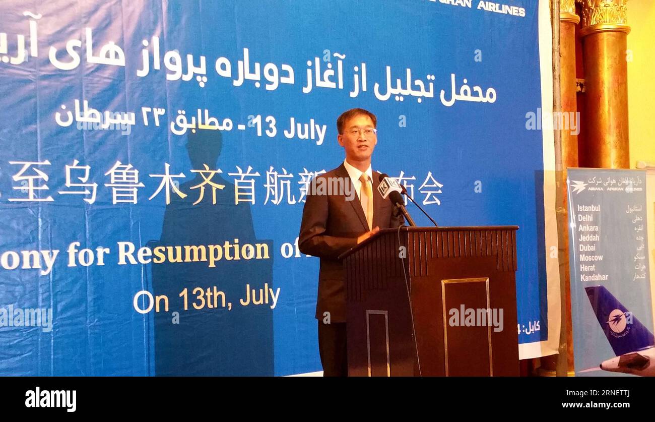 Yao Jing, der chinesische Botschafter in Afghanistan, spricht bei einer Wiederaufnahme der Mission am 4. Juli 2016 in Kabul, Afghanistan. Der Direktflug zwischen Afghanistan und der autonomen Region Xinjiang Uygur im Nordwesten Chinas wird Mitte Juli nach einer dreijährigen Unterbrechung wieder aufgenommen, gaben die Beamten hier am Montag bekannt. ) ZhaoxYishen PUBLICATIONxNOTxINxCHN der chinesische Botschafter in Afghanistan Yao Jing spricht BEI einer Wiederaufnahme der Aufnahme in Kabul Afghanistan AM 4. Juli 2016 der Direktflug zwischen Afghanistan und Nordwestchina die autonome Region S Xinjiang Uygur soll Mitte Juli wieder aufgenommen werden Stockfoto