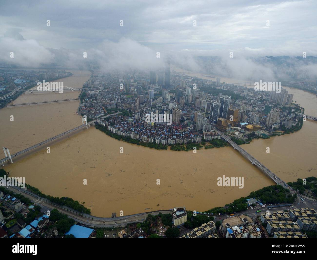 (160705) -- LIUZHOU, 5. Juli 2016 -- Foto vom 5. Juli 2016 zeigt den Fluss Liujiang in Liuzhou, der südchinesischen autonomen Region Guangxi Zhuang. Aufgrund sintflutartiger Regenfälle in den oberen Lagen erreichte der höchste Wasserstand des Liujiang River am Dienstag 82,12 Meter, 0,38 Meter niedriger als die Warnlinie. Es war der zweite Hochwassergipfel des Flusses in diesem Jahr. ) (Mcg) CHINA-GUANGXI-LIUJIANG RIVER-FLOOD PEAK (CN) ZhangxCunli PUBLICATIONxNOTxINxCHN 160705 Liuzhou 5. Juli 2016 Foto aufgenommen AM 5. Juli 2016 zeigt den Liujiang River in Liuzhou Südchina S Guangxi Zhuang Autonomous Region wegen torre Stockfoto