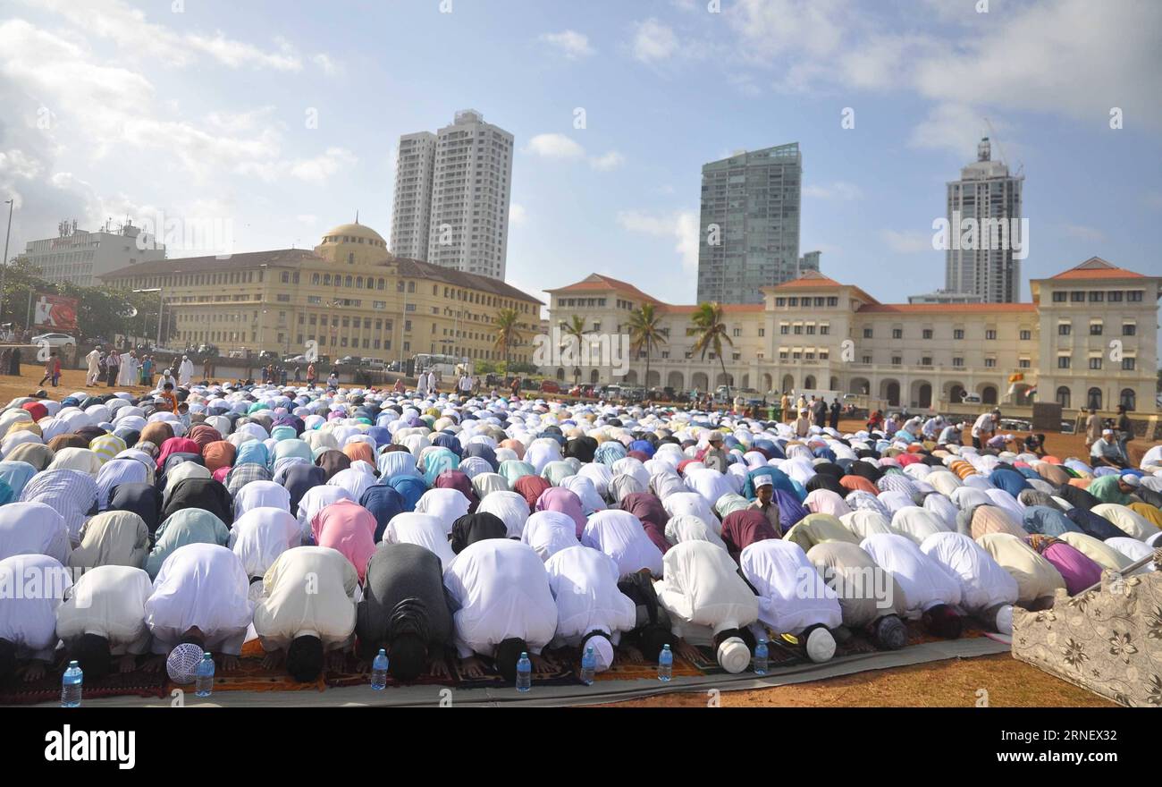 Muslime feiern weltweit Eid al-Fitr (160706) -- COLOMBO, 6. Juli 2016 -- Sri-lankische Muslime beten am ersten Tag des Eid al-Fitr Festivals in Galle Face Green in Colombo, Sri Lanka, 6. Juli 2016. ) (Zjy) SRI LANKA-COLOMBO-EID AL-FITR AjithxPerera PUBLICATIONxNOTxINxCHN Muslime feiern weltweiten Eid Al Fitr 160706 Colombo 6. Juli 2016 Sri-lankische Muslime beten AM ersten Tag des Eid Al Fitr Festivals AUF Galle Face Green in Colombo 6. Juli 2016 zjy Sri Lanka Colombo Eath Al Fitr AjithxPerera PUBLICATIONxNOTxINxCHN Stockfoto