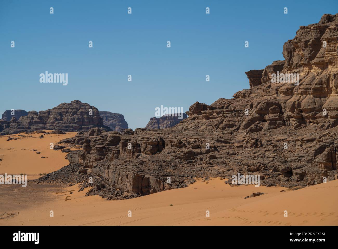 Blick in die Sahara Wüste von Tadrart rouge tassili najer in Djanet City, Algerien. Farbenfroher oranger Sand, felsige Berge Stockfoto