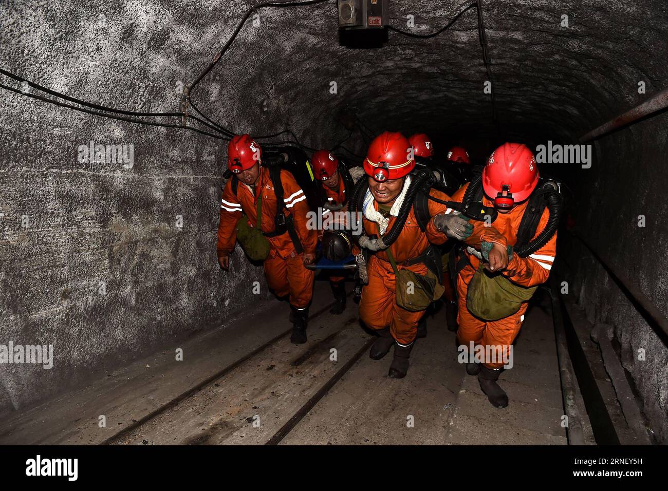 Minenunglück im chinesischen Jincheng (160708) -- QINSHUI, 8. Juli 2016 -- Rettungskräfte tragen einen verletzten Bergmann aus der Grube am Ort der Zechenflut in Jincheng, nordchinesische Provinz Shanxi, 8. Juli 2016. Acht Bergleute, die hier mehr als fünf Tage lang in einem überfluteten Kohlebergwerk gefangen waren, wurden am frühen Freitagmorgen aus der Grube gehoben, sagten die lokalen Behörden. Die Überschwemmung ereignete sich in einem Kohlebergwerksschacht in Jincheng City gegen 22:53 Uhr am Samstag, als 94 Menschen in dem Schacht arbeiteten, von denen 82 evakuiert wurden. Zwölf Bergleute wurden nach der Überschwemmung gefangen gehalten. Die acht Bergleute waren wieder da Stockfoto