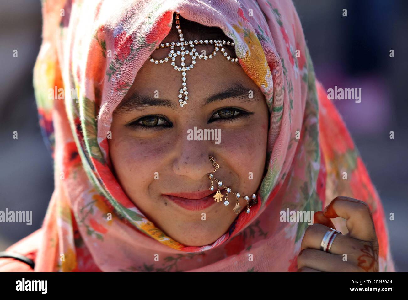 (160710) -- PEKING, 10. Juli 2016 -- Ein jordanisches Mädchen lächelt für ein Foto auf einer Messe zur Feier der Eid al-Fitr, die das Ende des islamischen heiligen Monats Ramadan in Amman, Jordanien am 7. Juli 2016 markiert. ) WÖCHENTLICHE AUSWAHL VON XINHUA FOTO MohammadxAbuxGhosh PUBLICATIONxNOTxINxCHN 160710 Peking 10. Juli 2016 ein jordanisches Mädchen lächelt für ein Foto AUF einer Messe, um den Eid Al Fitr zu feiern, der das Ende des islamischen Heiligen Monats Ramadan in Amman Jordanien AM 7. Juli 2016 markiert wöchentliche Auswahl von XINHUA Photo MohammadxAbuxGhosh PUBLICATIONxNOTxINxCHN Stockfoto