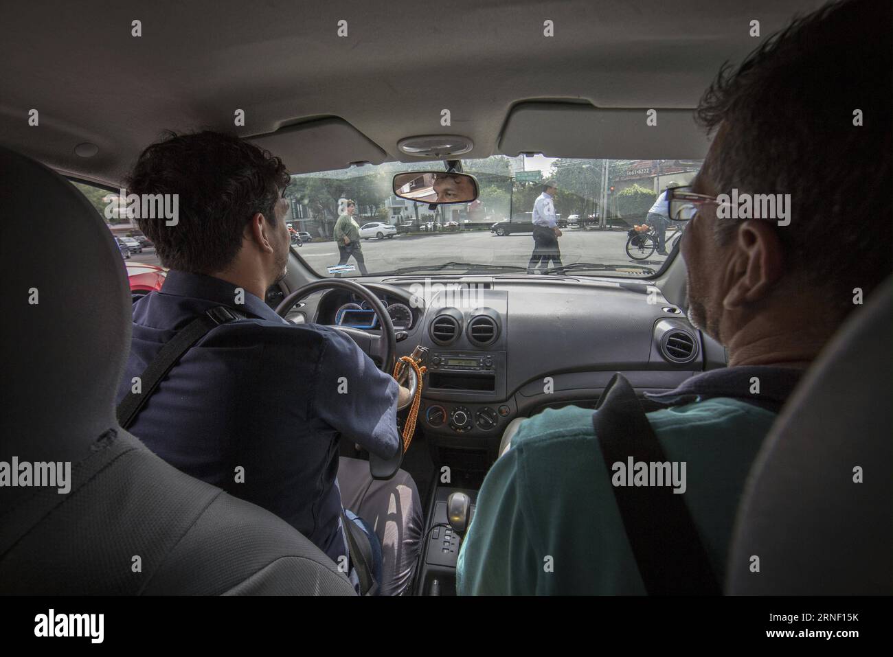 MEXIKO-STADT, 3. Juli 2016 -- Foto vom 3. Juli 2016 zeigt Rafael Reyes (L), der ein Fahrzeug für Uber in Mexiko-Stadt, der Hauptstadt Mexikos, fährt. Der 34-jährige Rafael stammt aus der kolumbianischen Stadt Bucaramanga und wurde ohne Arme oder Beine geboren. Sein Zustand wurde medizinisch als Amelia diagnostiziert, was eine angeborene Missbildung ist, die durch das Fehlen eines oder mehrerer Gliedmaßen gekennzeichnet ist. Er lebt seit zwei Jahren in Mexiko-Stadt und ist heute Biomediziner und Referent, der auch Tontechnik und Musikproduktion studiert. Er benutzt ein Skateboard als Transportmittel. Er arbeitet als Stockfoto