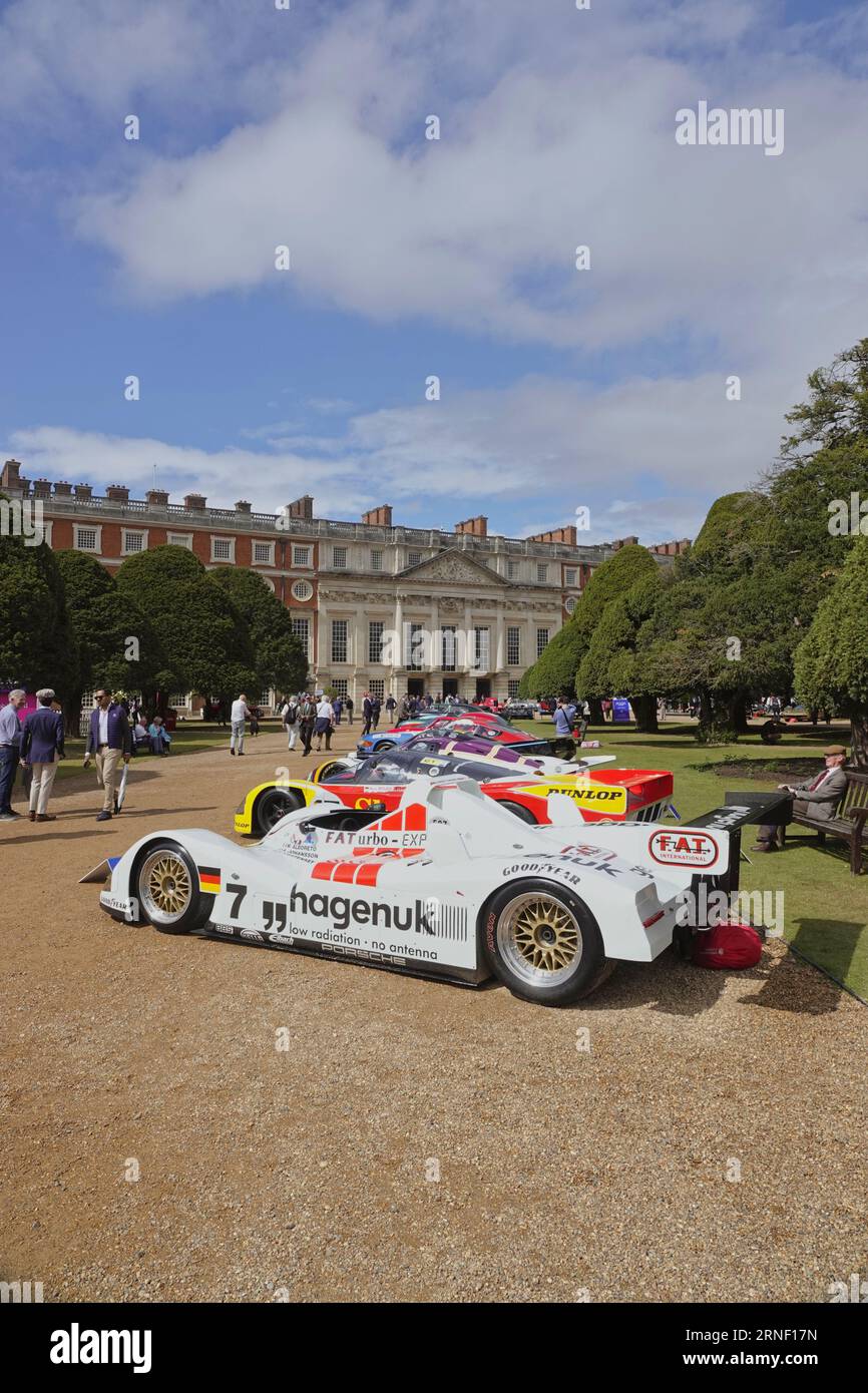 Hampton Court, Surrey, Vereinigtes Königreich. September 2023. Szenen am ersten Tag des Concourse of Elegance im Hampton Court Palace. OPS: Die Langstreckensportwagen „Le Mans“ schmücken die Einfahrt zum Palace Credit: Motofoto/Alamy Live News Stockfoto