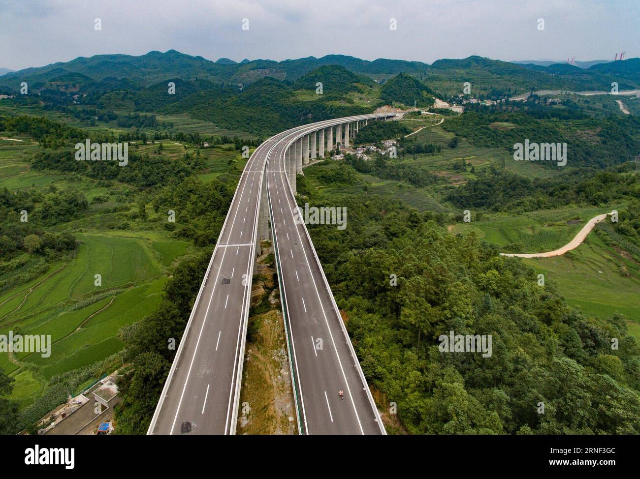 (160716) -- GUIZHOU, 16. Juli 2016 -- Foto aufgenommen am 16. Juli 2016 zeigt eine Brücke der Autobahn Guiyang-Qianxi in der südwestlichen chinesischen Provinz Guizhou. Die 78 Kilometer lange Autobahn, die den Baiyun-Bezirk Guiyang mit dem Qianxi-Bezirk der Stadt Bijie verbindet, wurde am Samstag eröffnet. (Zkr) CHINA-GUIZHOU-HIGHWAY-OPEN(CN) LiuxXu PUBLICATIONxNOTxINxCHN 160716 Guizhou Juli 16 2016 Foto aufgenommen AM 16. Juli 2016 zeigt eine Brücke des Guiyang Qianxi Highway im Südwesten Chinas Provinz S Guizhou die 78 Kilometer lange Autobahn verbindet den Baiyun Bezirk Guiyang und den Qianxi Kreis Bijie Stadt AM Samstag eröffnet Stockfoto