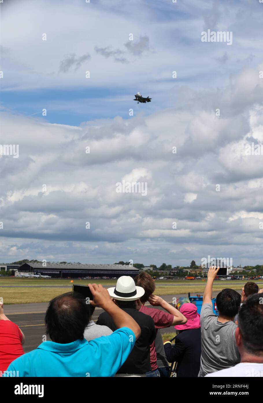 FARNBOROUGH, 16. Juli 2016 -- Menschen beobachten und fotografieren während der Farnborough International Airshow 2016 am öffentlichen Wochenende in Farnborough, Großbritannien am 16. Juli 2016. ) GROSSBRITANNIEN-FARNBOROUGH-INTERNATIONAL AIRSHOW HanxYan PUBLICATIONxNOTxINxCHN Farnborough 16. Juli 2016 Prominente Sehen und fotografieren während der Farnborough International Airshow 2016 öffentliches Wochenende in Farnborough Großbritannien AM 16. Juli 2016 Britain Farnborough International Airshow HanxYan PUBLICATIONxNOTxINxCHN Stockfoto