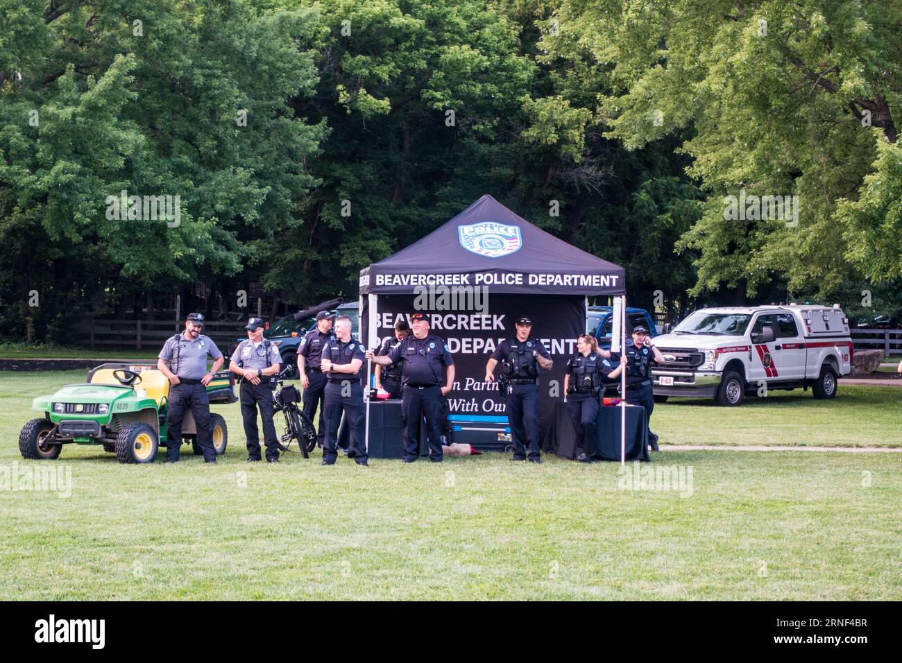 Polizeibeamte in einem Park für National Night Out 2023 in Beavercreek City, Dayton, USA Stockfoto