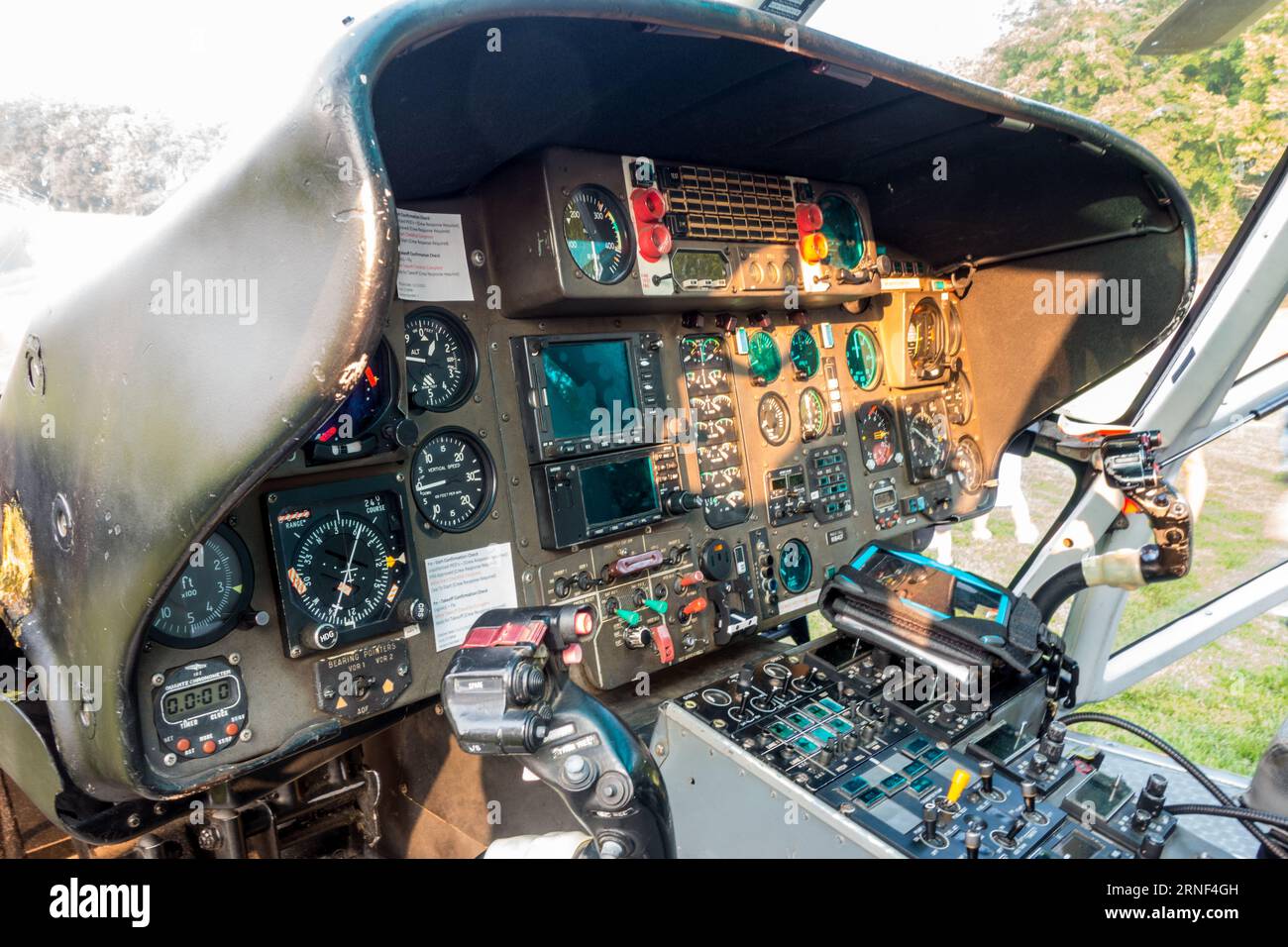 Cockpit-Ansicht des Hubschraubers mit Armaturenbrettern und Joystick Stockfoto