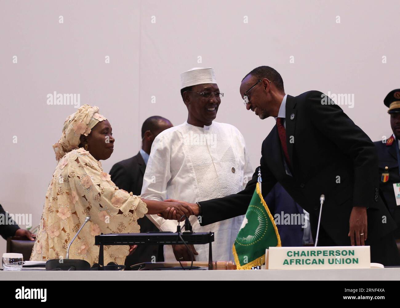 (160718) -- KIGALI, 18. Juli 2016 -- Präsident der Republik Tschad und rotierender Vorsitzender der Afrikanischen Union Idriss Deby (C), der ruandische Präsident Paul Kagame(R) und der Vorsitzende der Kommission der Afrikanischen Union (AUC) Nkosazana Dlamini-Zuma (L) nehmen an der Abschlusszeremonie der 27. ordentlichen Tagung der AU-Staatschefs am 18. Juli 2016 in Kigali (Ruanda) Teil. Nkosazana Dlamini-Zuma, die derzeitige Vorsitzende der Kommission der Afrikanischen Union (AUC), soll ihre Position als Leiterin des Regionalblocks beibehalten, da die Wahlen zur Wahl ihres Nachfolgers nicht zu einem Ergebnis führten, als der AU-Gipfel hier am Montag endete. ) RW Stockfoto