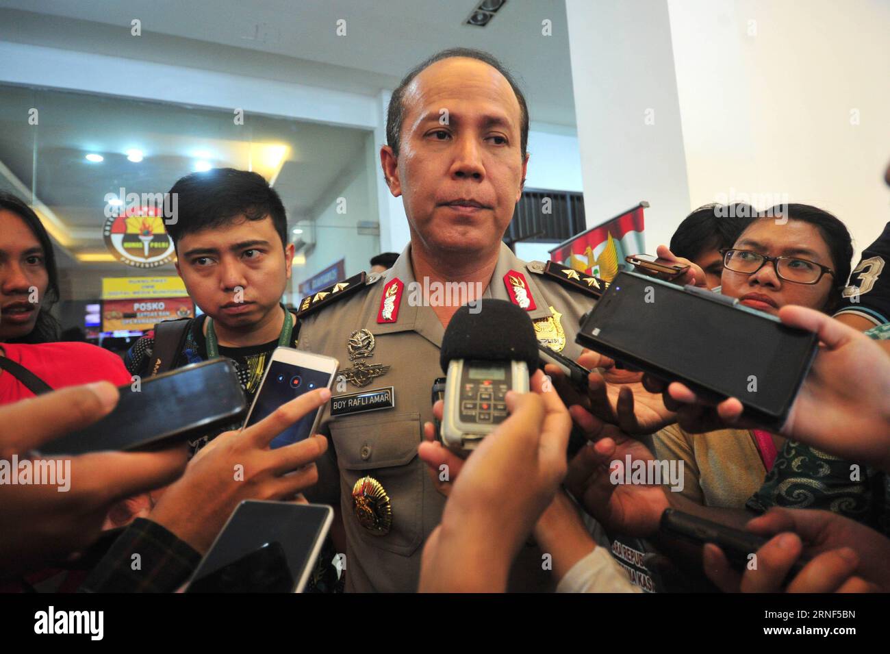 Bilder des Tages Indonesien: Polizei verkündet Tötung eines IS-Anführers (160719) -- JAKARTA, 19. Juli 2016 -- der Sprecher der indonesischen Nationalpolizei, General Boy Rafli Amar (C), spricht nach einer Pressekonferenz im Hauptquartier der Nationalpolizei in Jakarta, Indonesien, 19. Juli 2016 vor den Medien. Indonesien befiehlt allen Militanten, die sich in Wäldern in Poso in der Provinz Central Sulawesi verstecken, sich den Sicherheitskräften zu ergeben, nachdem ihr Führer, der am meisten gesuchte Santoso, erschossen wurde. (cyc) INDONESIEN-JAKARTA-TERRORIST-SANTOSO-PRESS-KONFERENZ Zulkarnain PUBLICATIONxNOTxINxCHN Images the Day Indone Stockfoto