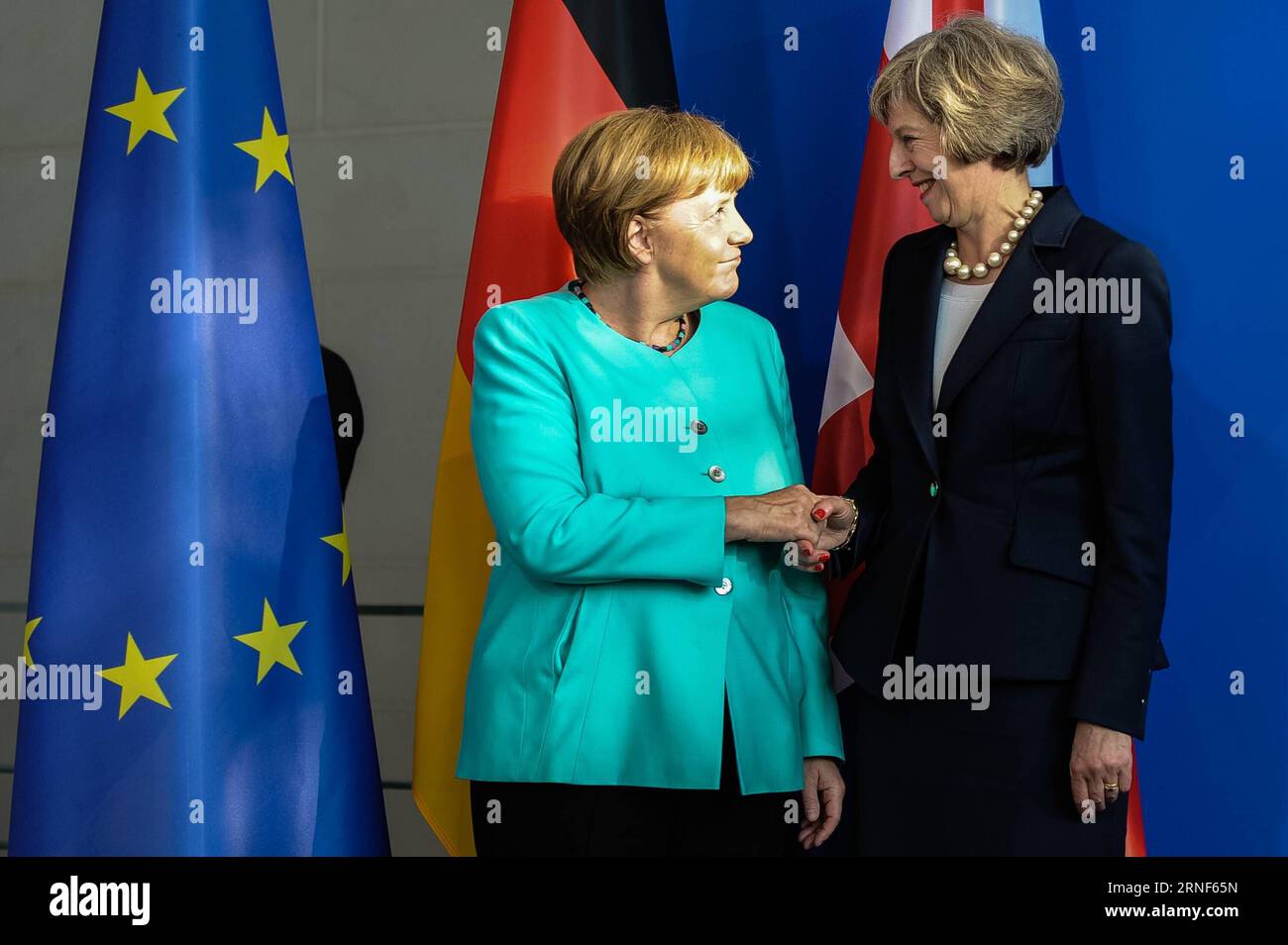 Angela Merkel empfängt Theresa May in Berlin (160720) -- BERLIN, 20. Juli 2016 -- Bundeskanzlerin Angela Merkel(L) und britische Premierministerin Theresa May nehmen nach ihrem Treffen im Bundeskanzleramt in Berlin am 20. Juli 2016 an einer Pressekonferenz Teil. Großbritannien wird trotz seiner Absicht, die Europäische Union (EU) zu verlassen, enge Wirtschaftsbeziehungen zu Deutschland unterhalten, sagte die neue britische Premierministerin Theresa May am Mittwoch während ihres Deutschlandbesuchs. DEUTSCHLAND-BERLIN-KANZLER-GROSSBRITANNIEN-PREMIERMINISTER-TREFFEN GUOXYANG PUBLICATIONXNOTXINXCHN Stockfoto