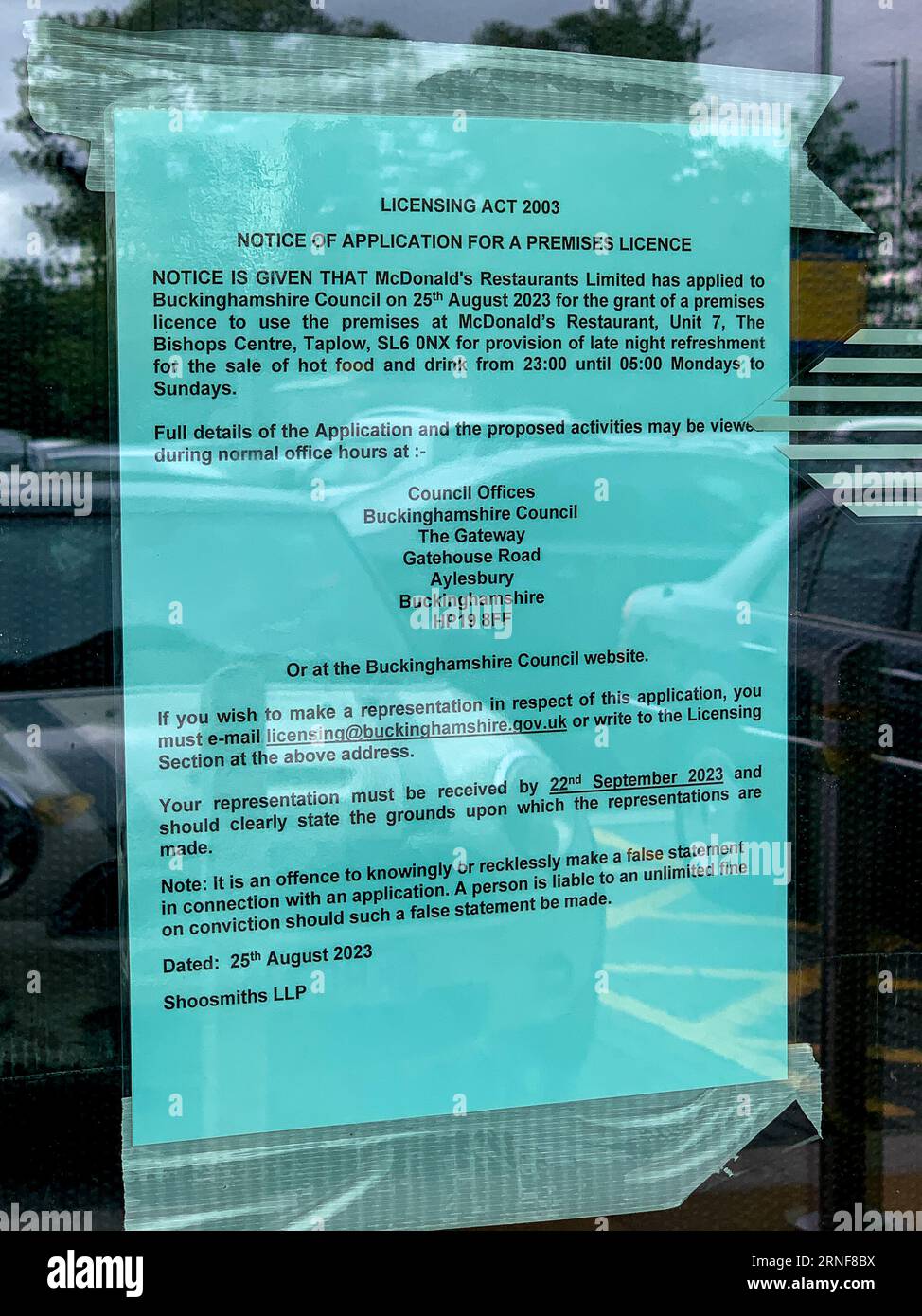 Taplow, Großbritannien. September 2023. Nach der Schließung des Evan's Cycle Shop im Bishop's Centre an der A4 Bath Road in Taplow, Buckinghamshire, wurde McDonald's die Genehmigung erteilt, ein neues Fast Food-Restaurant in der Einzelhandelseinheit neben dem aktuellen Bella Pasta-Restaurant zu eröffnen. Im Fenster wurde eine Benachrichtigung über einen Lizenzantrag von McDonalds veröffentlicht, der montags bis sonntags zwischen 23:00 und 05:00 Uhr serviert werden soll. Die Einheimischen befürchten, dass die Erteilung des Führerscheins ein unsoziales Verhalten von Jugendlichen bedeuten kann, die das Restaurant nutzen, und dass sie sich auf dem Parkplatz abmühen. C Stockfoto