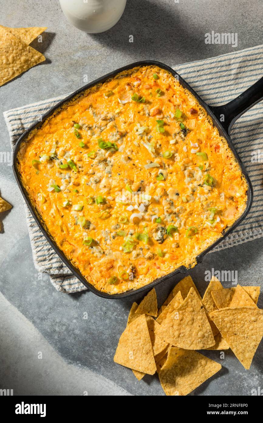 Hausgemachte warme Buffalo Chicken Dip mit Käse und Chips Stockfoto