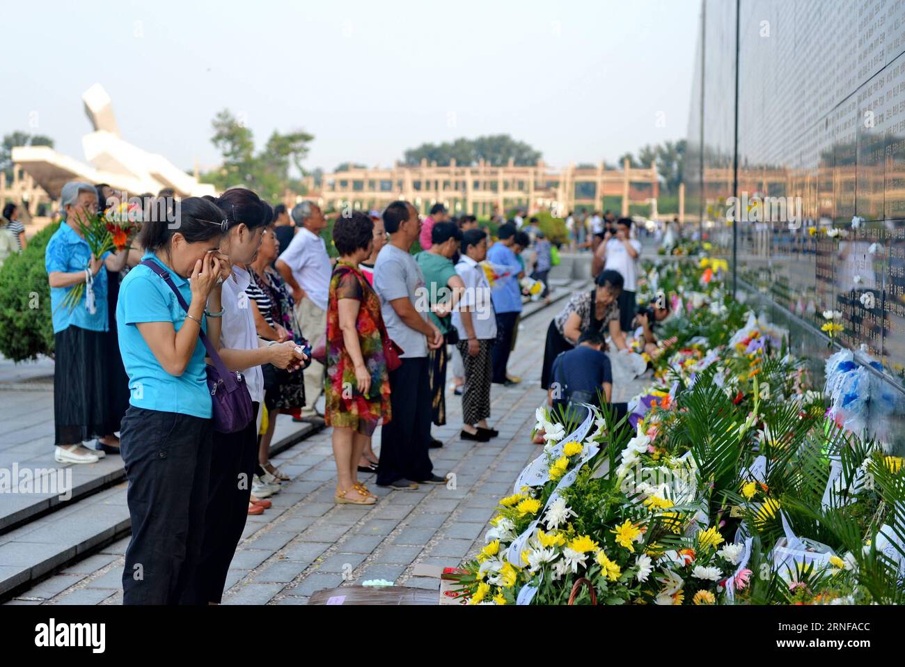(160728) -- TANGSHAN, 28. Juli 2016 -- Bewohner trauern um die Opfer des Erdbebens von 1976 in Tangshan vor einer Gedenkmauer in Tangshan, nordchinesische Provinz Hebei, 28. Juli 2016. Anwohner kamen am Donnerstag in den Tangshan Earthquake Ruins Memorial Park, um den 40. Jahrestag des verheerenden Erdbebens zu begehen, bei dem ihre Familienmitglieder und Freunde ums Leben kamen. )(wsw) CHINA-HEBEI-TANGSHAN-EARTHQUAKE-MEMORATION (CN) MouxYu PUBLICATIONxNOTxINxCHN 160728 Tang Shan Juli 28 2016 Einwohner Morne für Opfer des Tang Shan Erdbebens 1976 vor einer Gedenkmauer in Tang Shan Nordchina Stockfoto