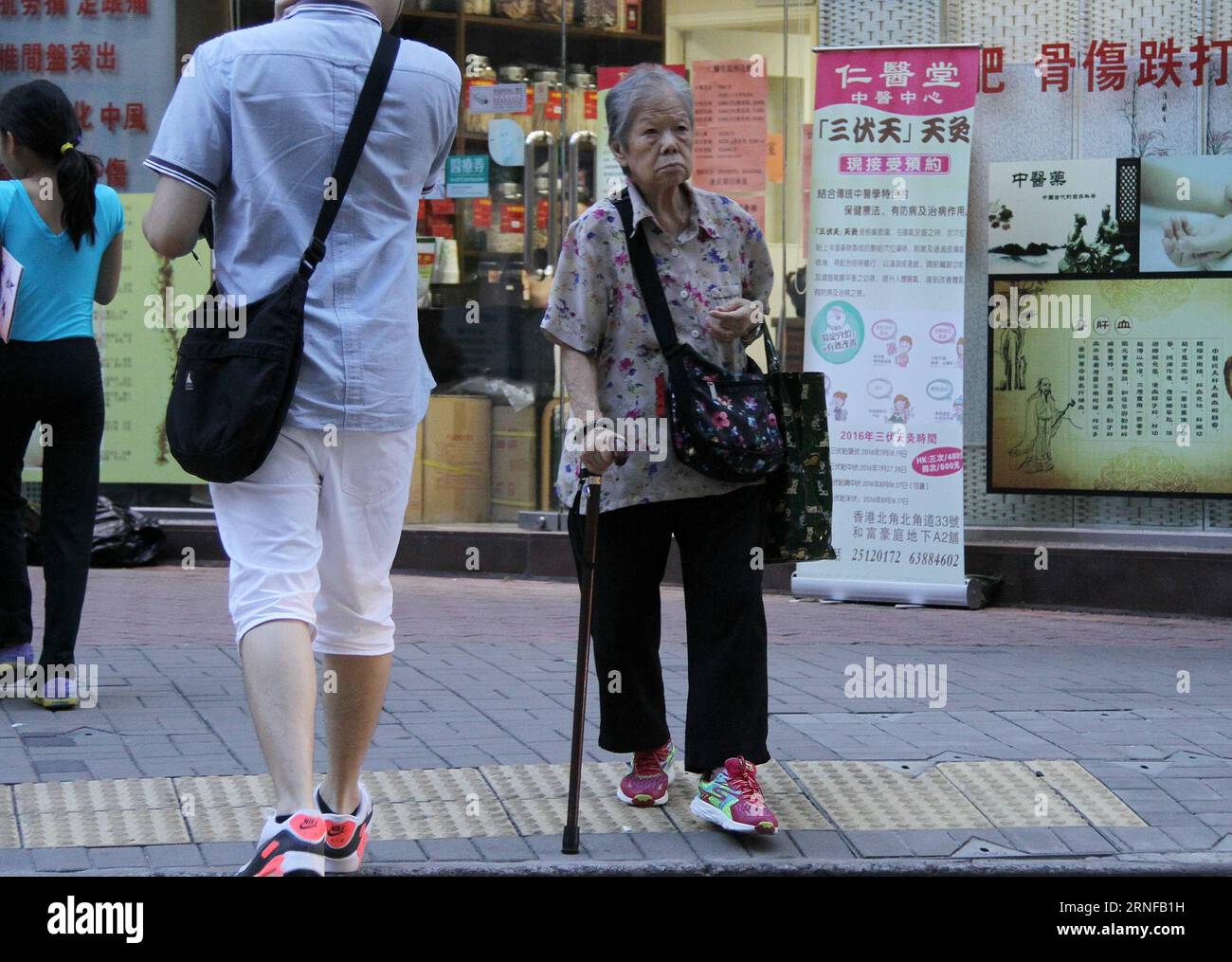 HONGKONG, 28. Juli 2016 -- eine ältere Frau geht auf einer Straße in Hongkong, Südchina, 28. Juli 2016. Die Menschen in Hongkong genießen die längste Lebenserwartung der Welt, mit 81,24 Jahren für Männer und 87,32 Jahren für Frauen, laut Statistiken des japanischen Ministeriums für Gesundheit, Arbeit und Wohlfahrt. ) (Cxy) CHINA-HONGKONG-LEBENSERWARTUNG (CN) WangxShen PUBLICATIONxNOTxINxCHN Hong Kong Juli 28 2016 zu älteren Frauen Spaziergänge AUF einer Straße in Hong Kong Südchina Juli 28 2016 Prominente in Hong Kong genießen die LÄNGSTE Lebenserwartung der Welt als 81 24 Jahre alt für Männer und 87 32 Jahre alt für Frauenakte Stockfoto