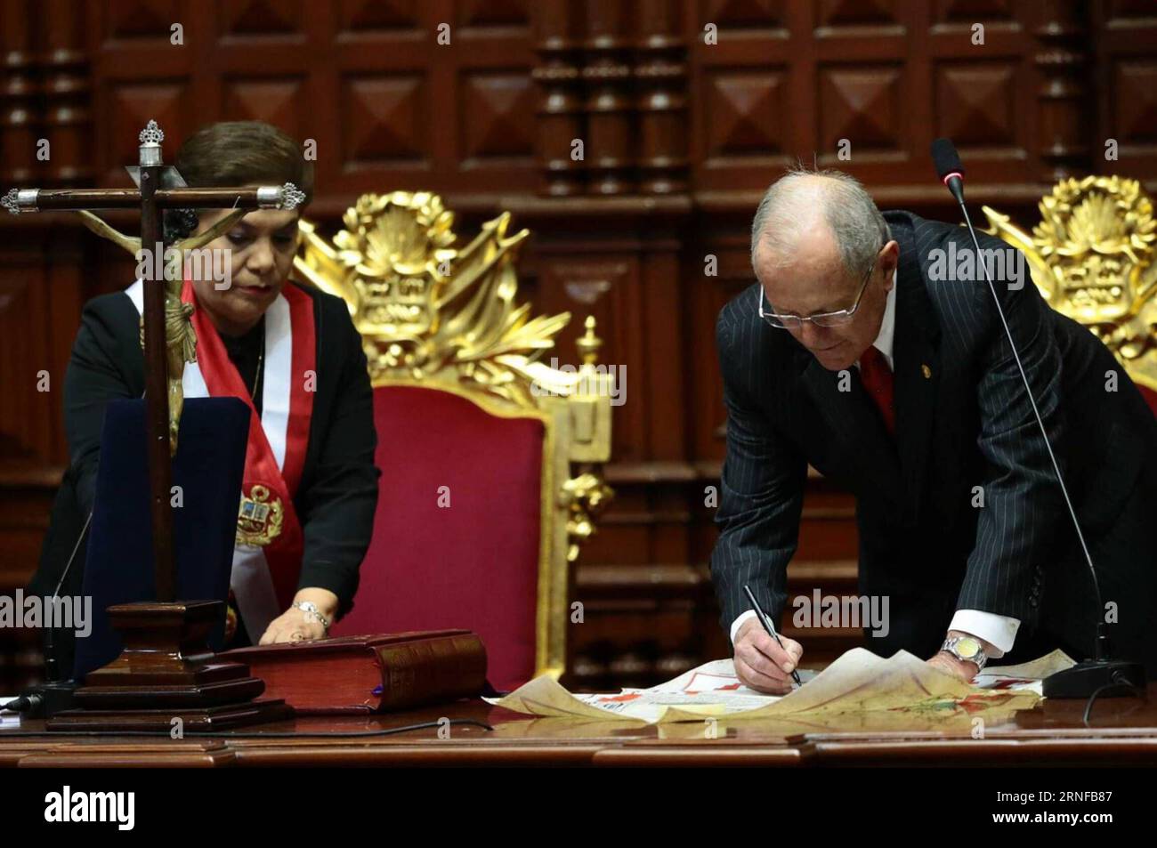 LIMA, 28. Juli 2016 -- Präsident des peruanischen Kongresses Luz Salgado (L) und Peru Pedro Pablo Kuczynski nehmen am 28. Juli 2016 am Kongress in Lima, der Hauptstadt Perus, Teil. Pedro Pablo Kuczynski wurde am Donnerstag als Präsident Perus vereidigt und versprach eine soziale Revolution und den Aufbau eines modernen, sicheren und diskriminierungsfreien Landes. Carlos Lezama/) (da) (fnc) PERU-LIMA-PRÄSIDENT-FLUCH IN ANDINA PUBLICATIONxNOTxINxCHN Lima Juli 28 2016 Präsident des peruanischen Kongresses Luz Salgado l und Peru Pedro Pablo Kuczynski nehmen an der Verfassung Teil Stockfoto