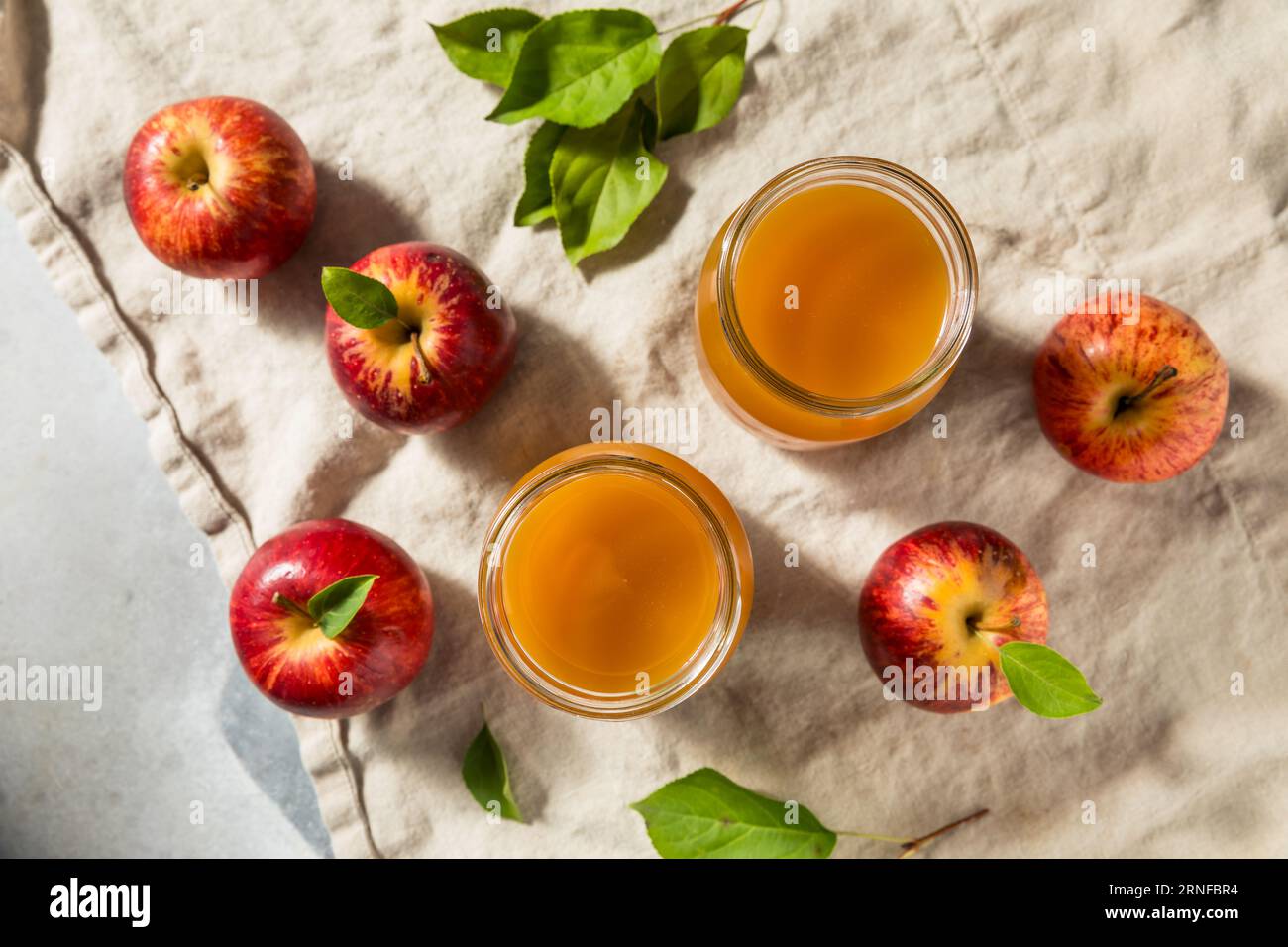 Kalt erfrischender Apfelsaft im Glas Stockfoto