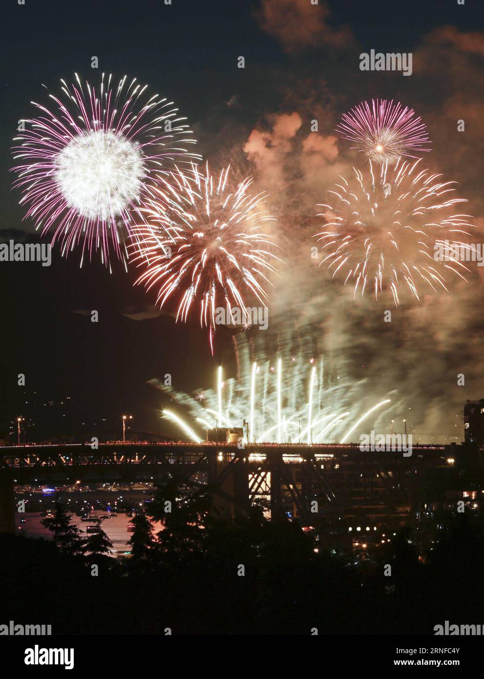 (160731) -- VANCOUVER, 30. Juli 2016 -- Disney Fireworks Team aus den Vereinigten Staaten zeigt sein Feuerwerk auf der 26. Vancouver Celebration of Light in Vancouver, Kanada, 30. Juli 2016. Das US-Feuerwerksteam aus Florida Disneyland zeigte sein Feuerwerk als letzte Show der 26. Vancouver Celebration of Light. )(Axy) CANADA-VANCOUVER-FIREWORKS LiangxSen PUBLICATIONxNOTxINxCHN 160731 Vancouver Juli 30 2016 Disney Fireworks Team aus den Vereinigten Staaten zeigt sein Feuerwerk AUF der 26. Vancouver Celebration of Light in Vancouver Kanada Juli 30 2016 das USA Fireworks Team aus Florida Disne Stockfoto