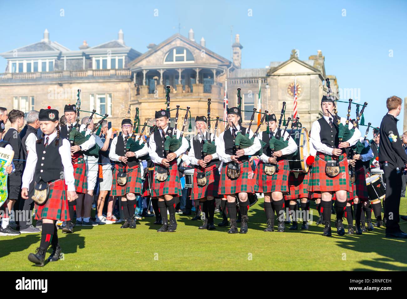 St. Andrews, Schottland. September 2023. Die St. Andrews Pipe Band führte die Teams nach der Eröffnungszeremonie des Walker Cup 2023 fort. Großbritannien und Irland gehen diese Woche im 49. Walker Cup-Match gegen die Vereinigten Staaten von Amerika. Vor 100 Jahren wurde der Walker Cup erstmals in St. Andrews ausgetragen, da sich die beiden Seiten – bestehend aus zehn führenden männlichen Amateurgolfspielern – darauf vorbereiten, auf dem historischen Old Course zu kämpfen Stockfoto