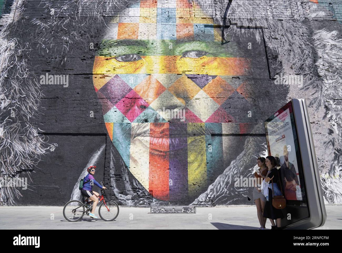(160731) -- RIO DE JANEIRO, Juli 31,2016 -- Foto aufgenommen am Juli 31,2016 zeigt ein riesiges Graffiti-Gemälde auf dem Olympic Boulevard in Rio de Janeiro, Brasilien, 31. Juli 2016. Der brasilianische Graffiti-Künstler Eduardo Kobra beendete das Gemälde Tage vor der Eröffnung der Olympischen Spiele in Rio 2016. Das Kunstwerk ist fast 3.000 Quadratmeter groß und zeigt einheimische Gesichter aus fünf Kontinenten.) (SP)BRASILIEN-RIO DE JANEIRO-OLYMPISCHE SPIELE-GRAFFITI-GEMÄLDE WuxWei PUBLICATIONxNOTxINxCHN 160731 Rio de Janeiro Juli 31 2016 Foto aufgenommen AM Juli 31 2016 zeigt ein großes Graffiti-Gemälde AUF DEM Olympic Boulevard in Stockfoto