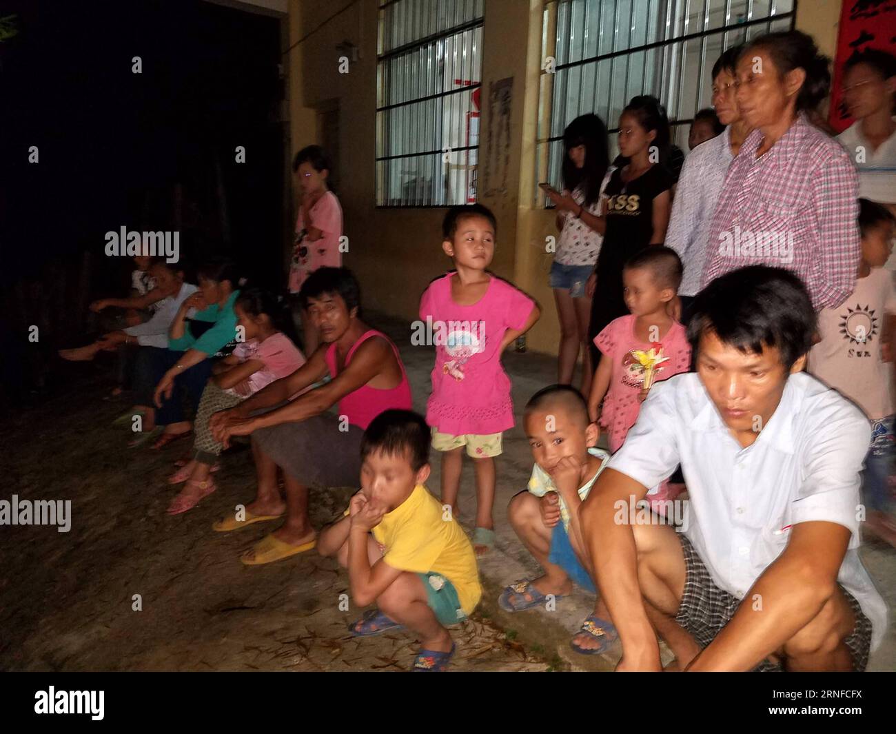 (160801) -- CANGWU, 1. August 2016 -- Foto aufgenommen mit einem Handy am 31. Juli 2016 zeigt Bewohner, die nach einem Erdbeben in der Gemeinde Shatou im Cangwu County, der südchinesischen autonomen Region Guangxi Zhuang, in einem provisorischen Unterschlupf untergebracht sind. Ein Erdbeben von etwa 5,4 auf der Richter-Skala traf am Sonntag um 17:18 Uhr das Cangwu County der Stadt Wuzhou in Guangx. Das Epizentrum wurde nach Angaben des China Earthquake Networks Center (CENC) bei 24,08 Grad nördlicher Breite und 111,56 Grad östlicher Länge mit einer Tiefe von 10 Kilometern überwacht. Es wurden keine Todesfälle gemeldet. ) (LFJ) CHINA-GUANGXI-EART Stockfoto