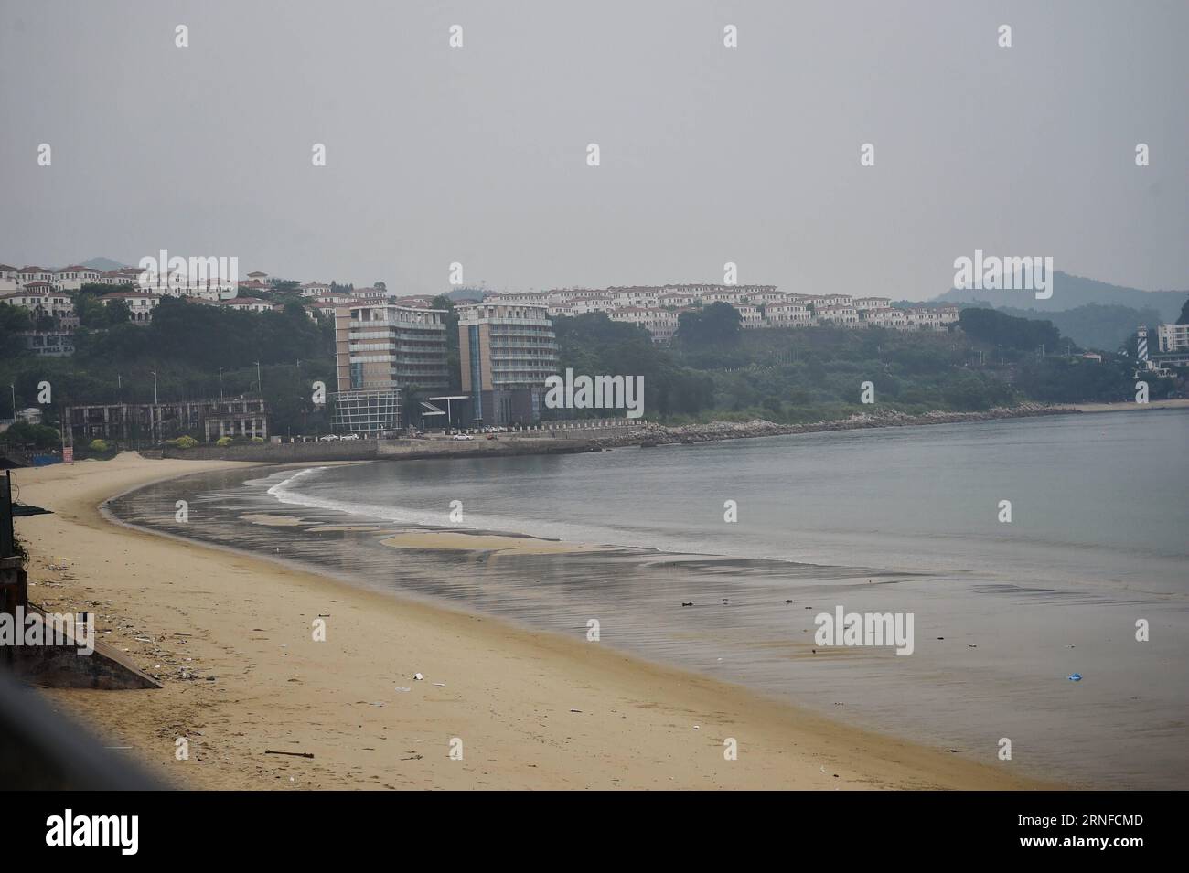 (160801) -- SHENZHEN, 1. August 2016 -- Ein Strand ist für den bevorstehenden Taifun Nida in Shenzhen, südchinesische Provinz Guangdong, 1. August 2016 geschlossen. Taifun Nida wird am Dienstag in Guangdong landen, prognostizieren die Wetterbehörden. Shenzhen gab am Montag eine rote Warnung aus, die schwerste Stufe in Chinas Wettererwärmungssystem, für den Taifun. Alle Kindergärten und Schulen in Shenzhen haben den Unterricht am Montag ausgesetzt. Die Arbeiten im Freien und auf See werden ebenfalls eingestellt. Vom Taifun Nida betroffen, wurden am Montag 18 Flüge am Flughafen Shenzhen ab 13.00 Uhr storniert. ) (Wjq) CH Stockfoto