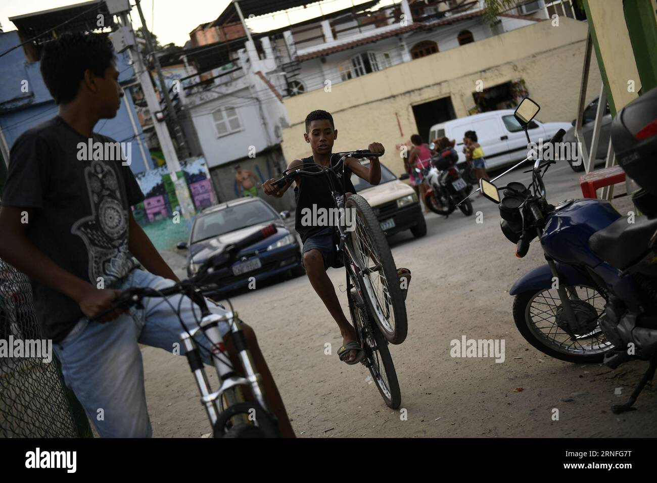 (160807) -- RIO DE JANEIRO, 7. Aug. 2016 -- Teenager spielen in Mangueira Favela während der Eröffnungszeremonie der Olympischen Spiele von Rio 2016 in Rio de Janeiro, Brasilien, 5. Aug. 2016. Mangueira, eine der tausend Favelas in Rio de Janeiro, ist berühmt für seine Samba-Schule, die dieses Jahr den Hauptliga-Karnevalswettbewerb 2016 in Rio gewann. Etwa ein Fünftel der Einwohner der Stadt lebt in Favelas, die von Gewalt und Armut geprägt sind. Obwohl sie mit niedrigem Einkommen und schlechtem Zustand leben, genießen Sie das Glück des Sports und den Ruhm der Olympischen Spiele wie andere Brasilianer. ) (FOCUS)BRASILIEN-RIO DE JANEIRO-OLYMPICS-FAVELA-R Stockfoto