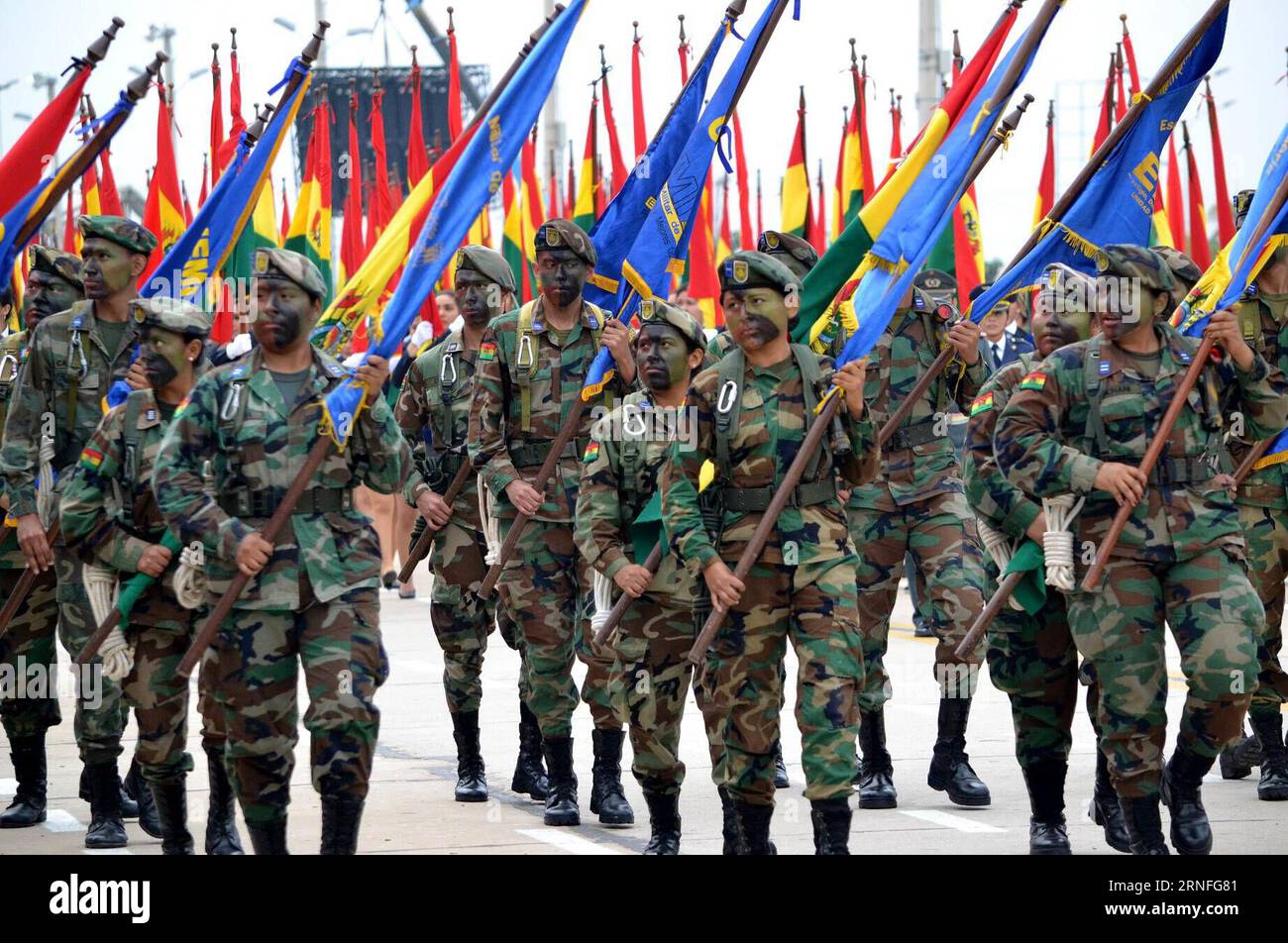 (160808) -- SANTA CRUZ, 8. August 2016 -- Soldaten hissen Flaggen bei der Militärparade, die anlässlich des 206. Jahrestages der bolivianischen Armee in Santa Cruz, Hauptstadt des Departements Santa Cruz, Bolivien, am 7. August 2016 stattfand. Der bolivianische Präsident Evo Morales sagte am Sonntag, dass die Streitkräfte und die sozialen Bewegungen die beste Garantie für die Verteidigung der Wirtschaft, der natürlichen Ressourcen und der territorialen Souveränität sind. Jose Lirauze/) (fnc) (Ah) (syq) BOLIVIEN-SANTA CRUZ-ARMEE JUBILÄUMSPARADE ABI PUBLICATIONxNOTxINxCHN 160808 Santa Cruz August 8 2016 Soldaten heben Flaggen BEI der Militärparade Held AUF T Stockfoto