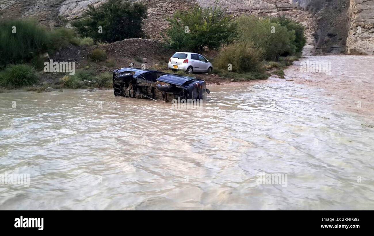 (160808) -- HARNAI, 8. August 2016 -- ein umgestürztes Fahrzeug wird am 7. August 2016 auf dem Hochwassergelände in Harnai im Südwesten Pakistans gesehen. Mindestens 29 Menschen wurden getötet und Dutzende andere wurden vermisst, als in den letzten drei Tagen schwere Regenfälle Pakistans Provinzen Süd-Sindh und Südwest-Balochistan erschütterten, berichteten lokale Urdu-Medien am Sonntag. ) (Syq) PAKISTAN-HARNAI-SCHWERE REGENFÄLLE-STURZFLUT Stringer PUBLICATIONxNOTxINxCHN 160808 Aug 8 2016 zum umgestürzten Fahrzeug sind Seen auf der Flash Flood Site im Südwesten Pakistans AM 7. Aug 2016 wurden mindestens 29 Prominente GETÖTET und Dutzende andere Wen Stockfoto