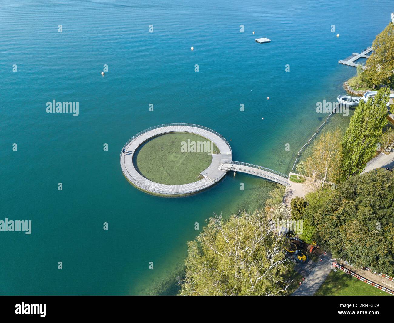 Luftaufnahme des öffentlichen Swimmingpools am Züricher See mit einem hölzernen runden Teich für Kleinkinder Stockfoto