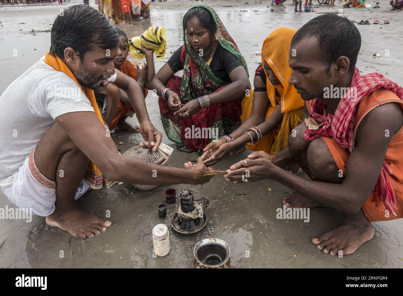 (160809) -- KOLKATA, 8. August 2016 -- indische hinduistische Gläubige beten zu Lord Shiva, dem hinduistischen Gott der Zerstörung, während der Shravan-Festlichkeiten am Zusammenfluss des Ganges und der Bucht von Bengalen, etwa 150 km südlich von Kalkutta, der Hauptstadt des östlichen indischen Bundesstaates Westbengalen, am 8. August 2016. )(zy) INDIEN-KALKUTTA-SHRAVAN FESTIVAL TumpaxMondal PUBLICATIONxNOTxINxCHN 160809 Kolkata 8. August 2016 Indische Hindu-Anhänger beten zu Lord Shiva Hindu Gott der Zerstörung während der Shravan-Festlichkeiten am Zusammenfluss des Ganges und der Bucht von Bengalen etwa 150 km südlich von Kalkutta Hauptstadt des EAS Stockfoto