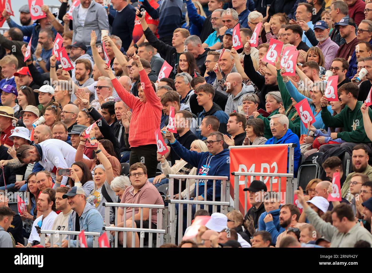 Die Menge feiert eine Six beim zweiten Vitality T20 International Match England gegen Neuseeland in Old Trafford, Manchester, Großbritannien, 1. September 2023 (Foto: Conor Molloy/News Images) Stockfoto